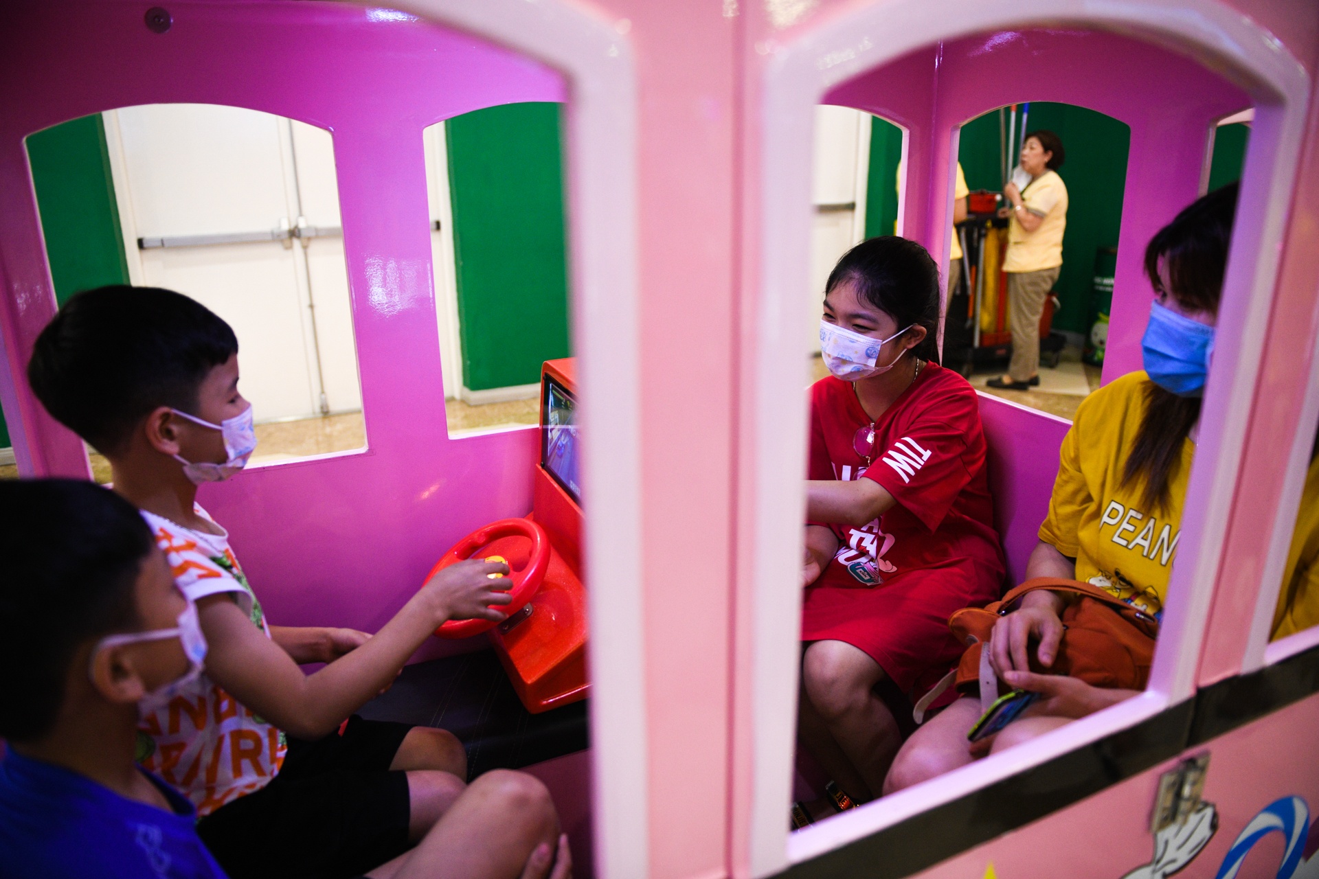 Di choi nghi le,  dich covid tro lai anh 9