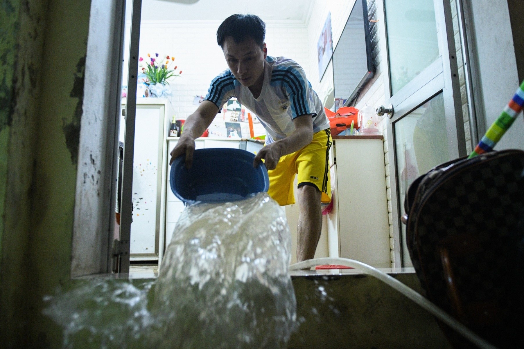 Nguoi dan trang dem tat nuoc, don dep nha cua sau tran mua lon hinh anh