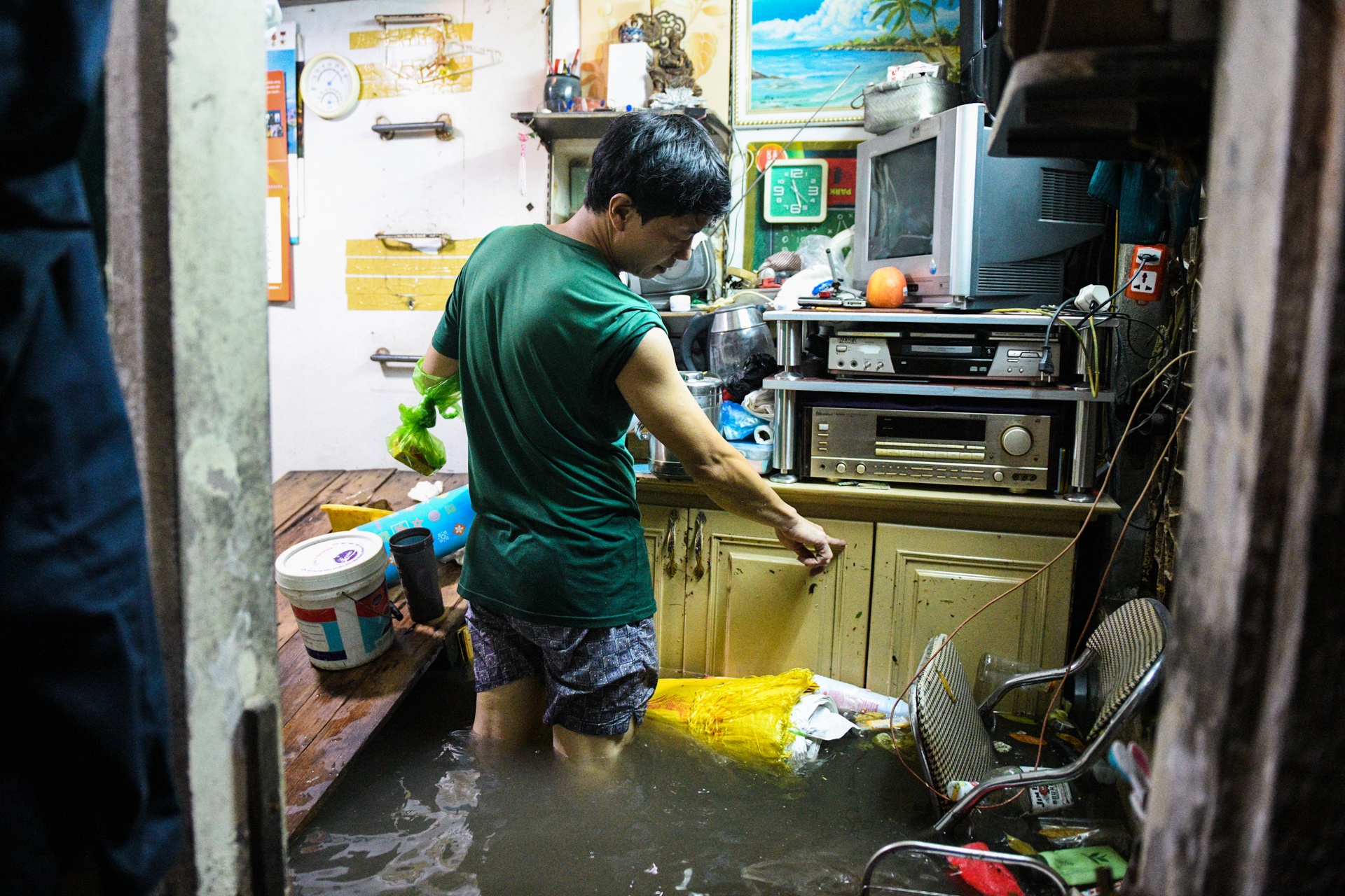 Ha Noi ngap lut,  don nha trong dem anh 5