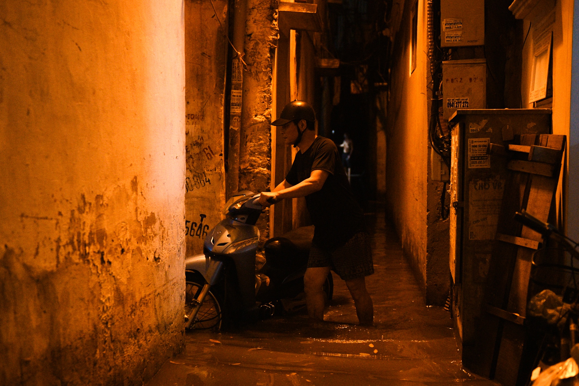 Ha Noi ngap lut,  don nha trong dem anh 11