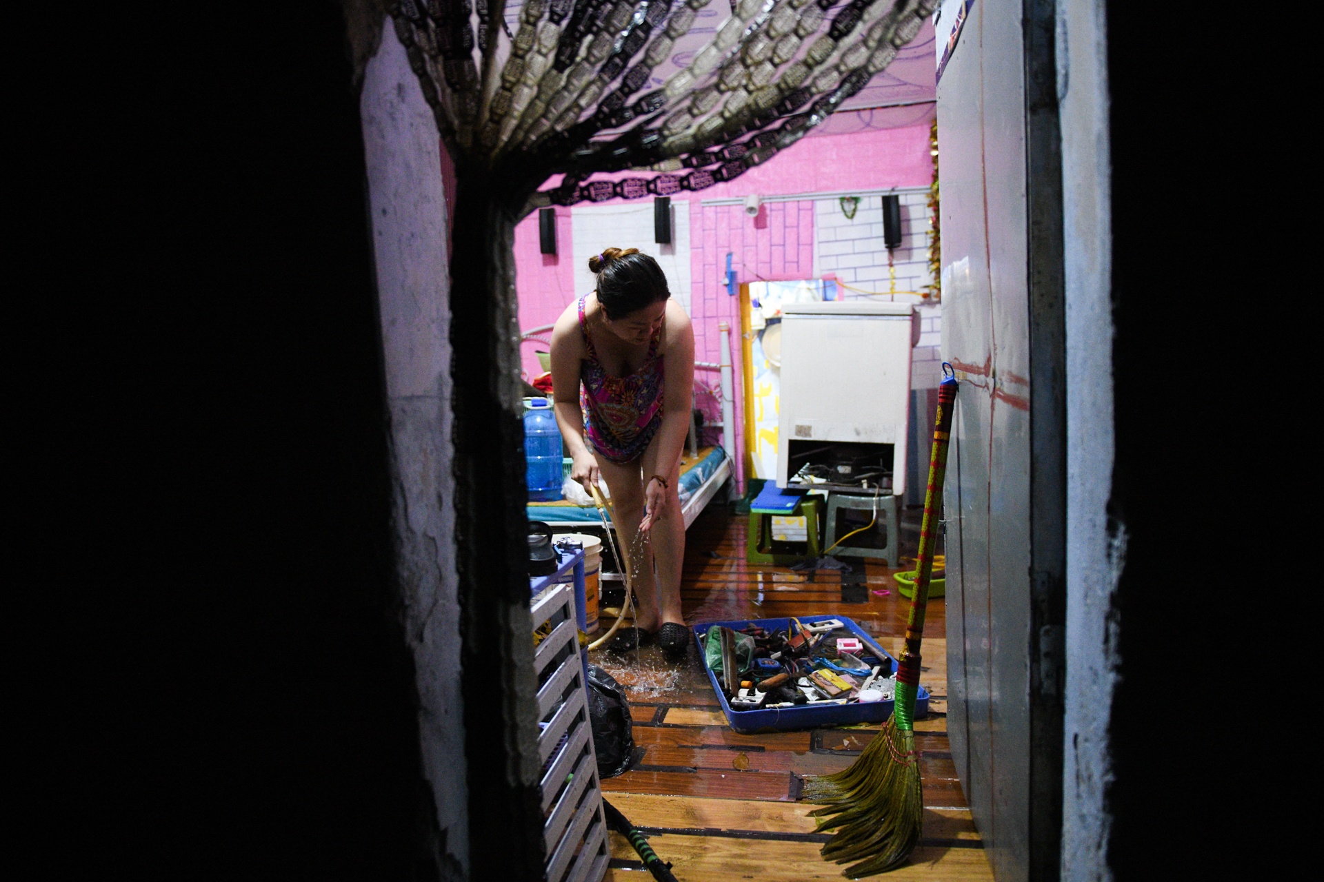 Ha Noi ngap lut,  don nha trong dem anh 7