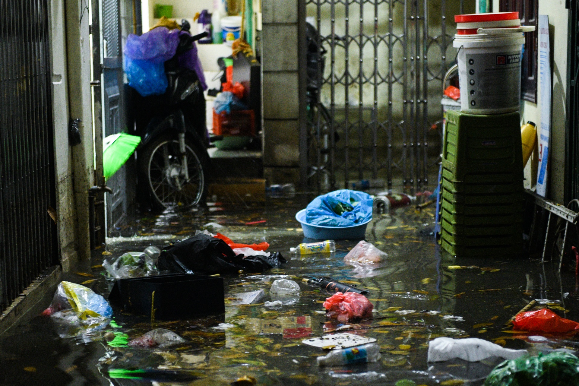 Ha Noi ngap lut,  don nha trong dem anh 10