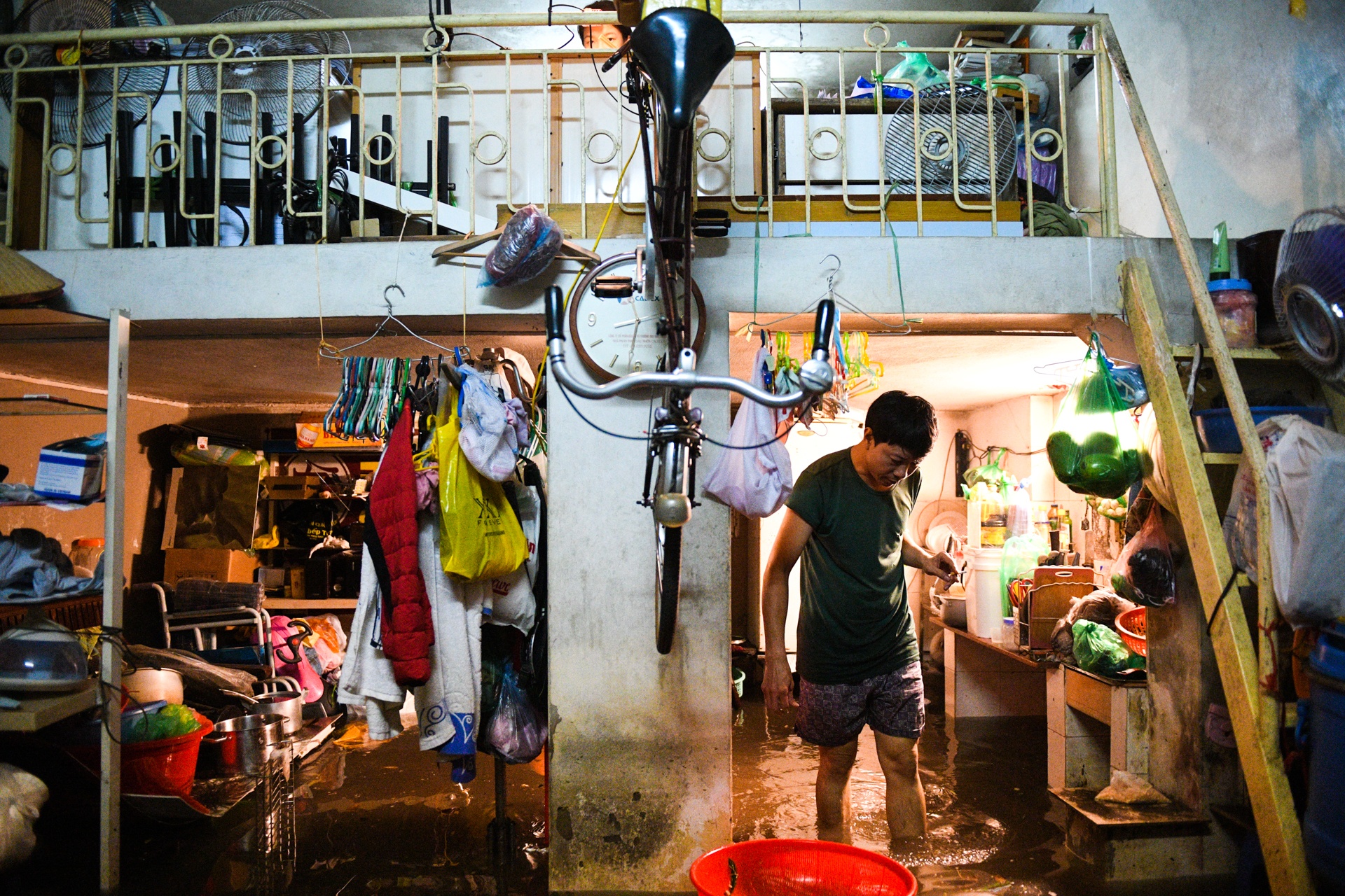 Ha Noi ngap lut,  don nha trong dem anh 3