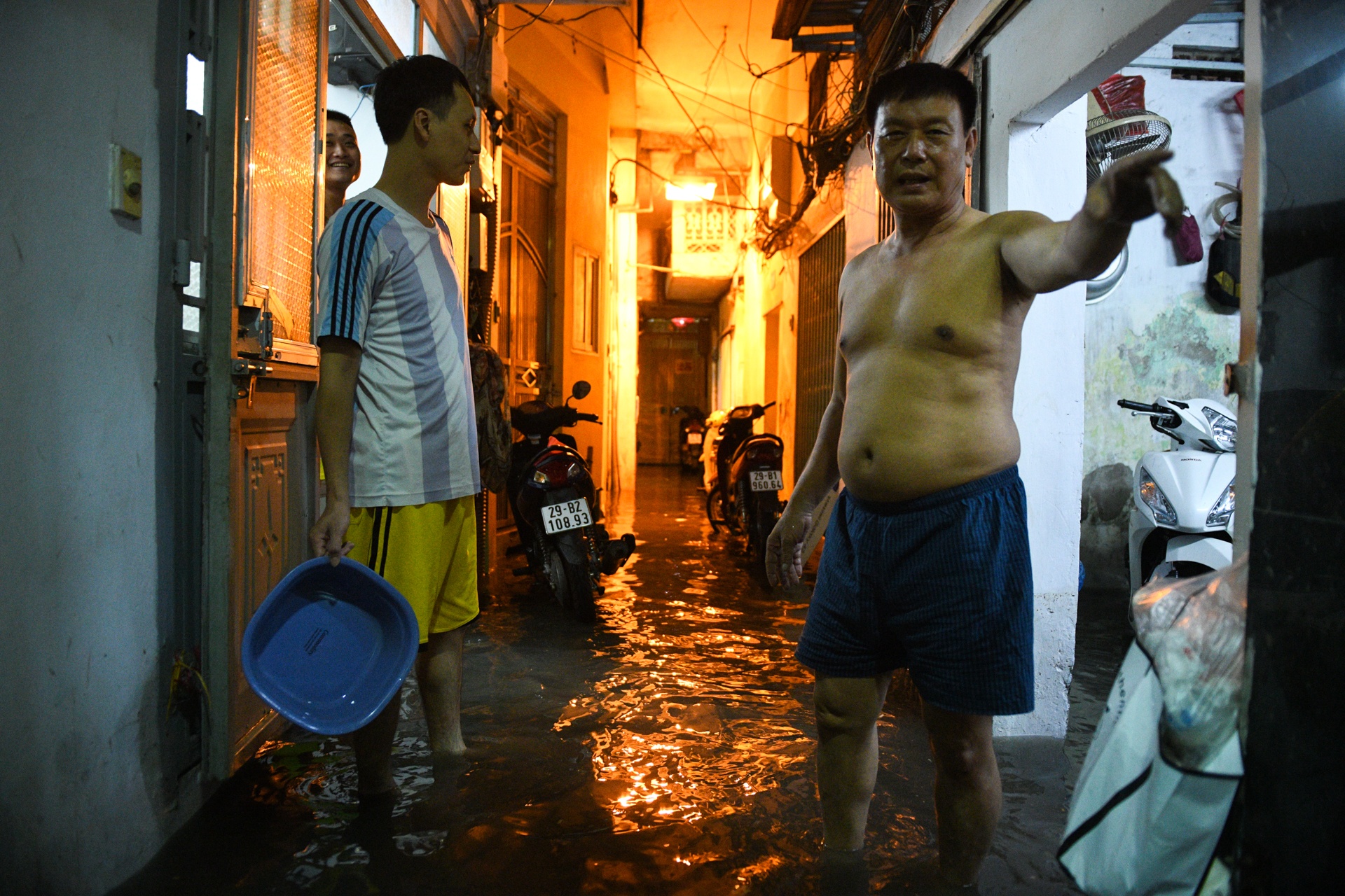 Ha Noi ngap lut,  don nha trong dem anh 6