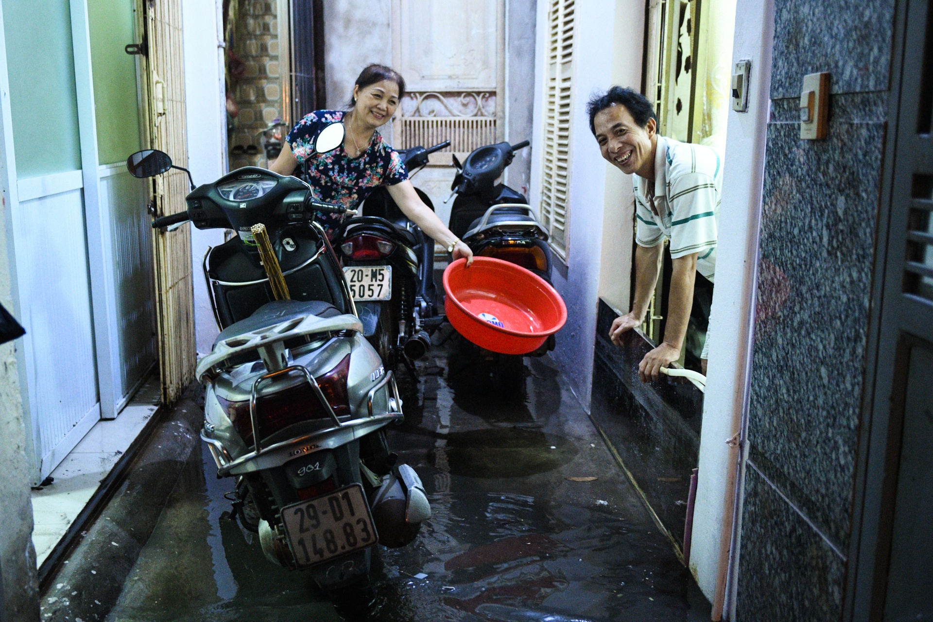 Ha Noi ngap lut,  don nha trong dem anh 2