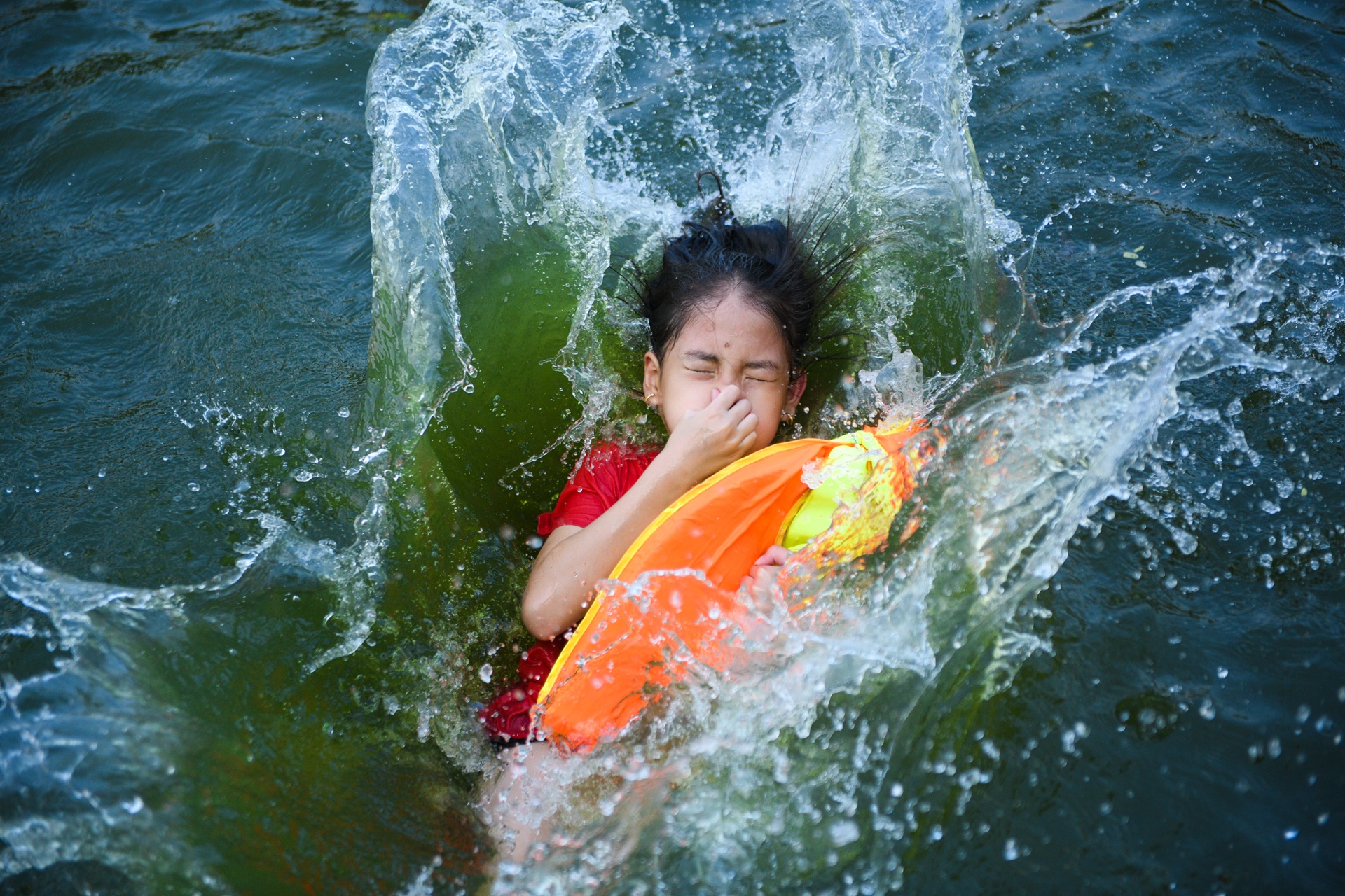 Nang nong 38 do C, tre em nguoi lon treo rao giai nhiet hinh anh