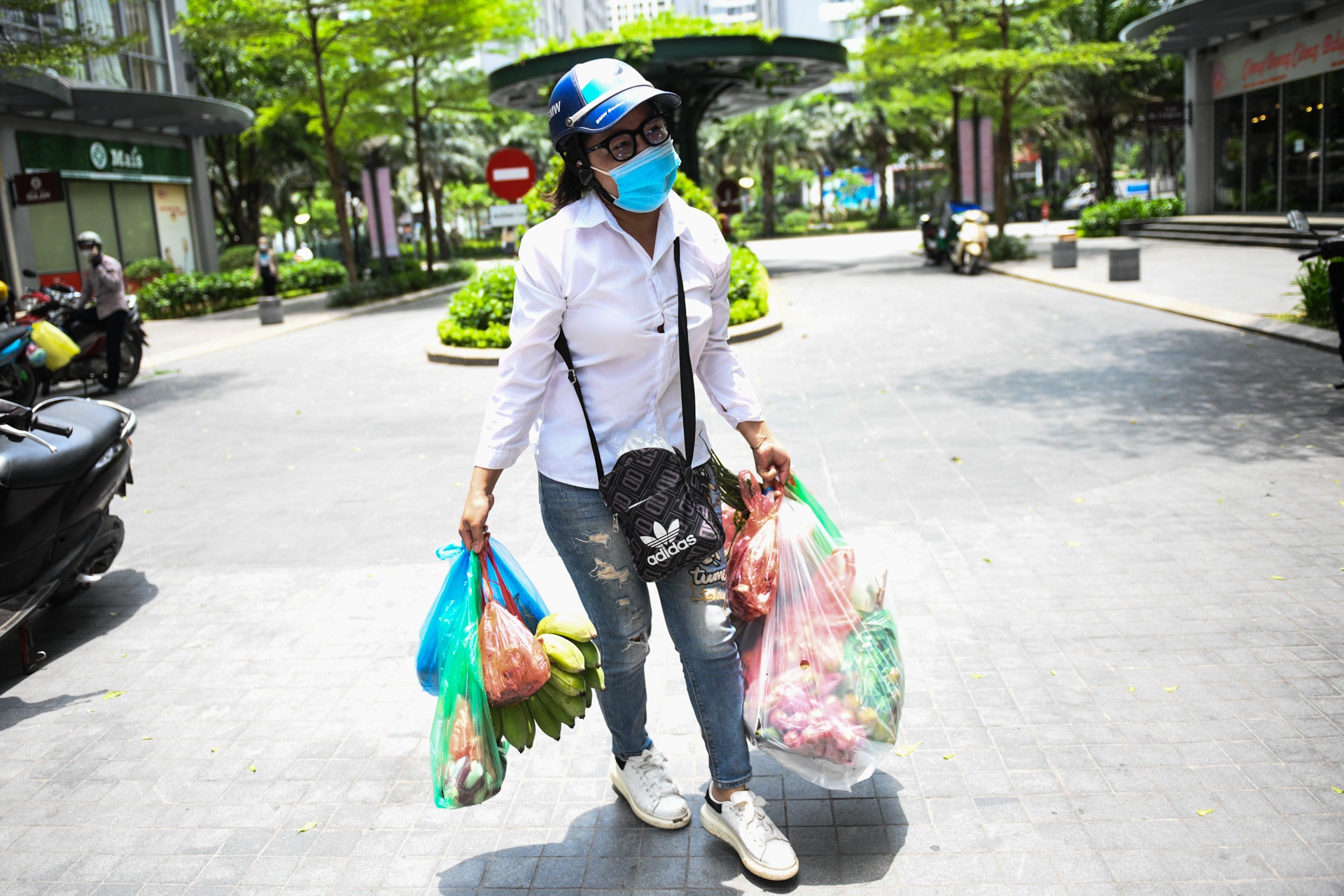 phong toa toa nha o times city,  tiep te thuc pham anh 4