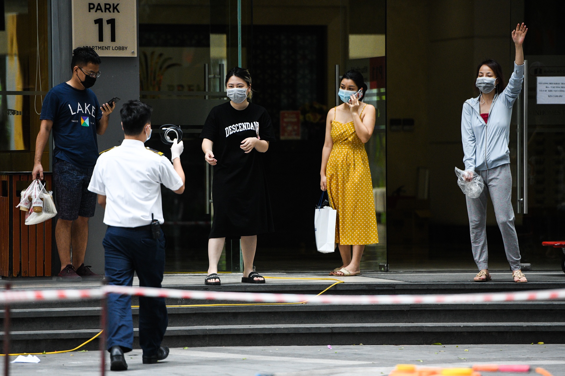 phong toa toa nha o times city,  tiep te thuc pham anh 2