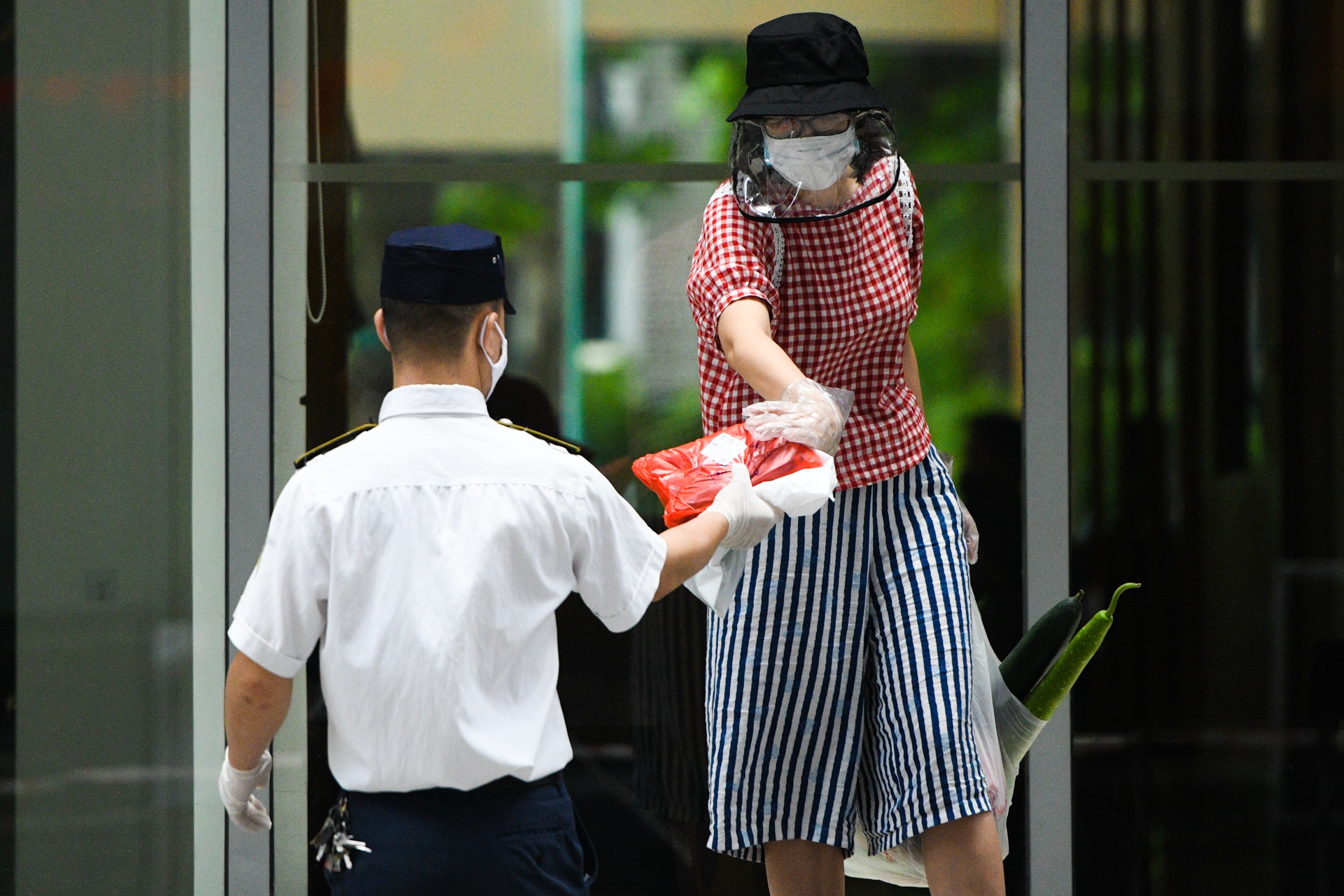 phong toa toa nha o times city,  tiep te thuc pham anh 6