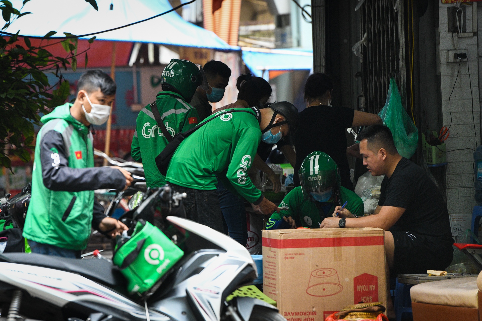 Ha Noi dong cua cac quan an,  ban do an mang ve,  shipper chen lan anh 2