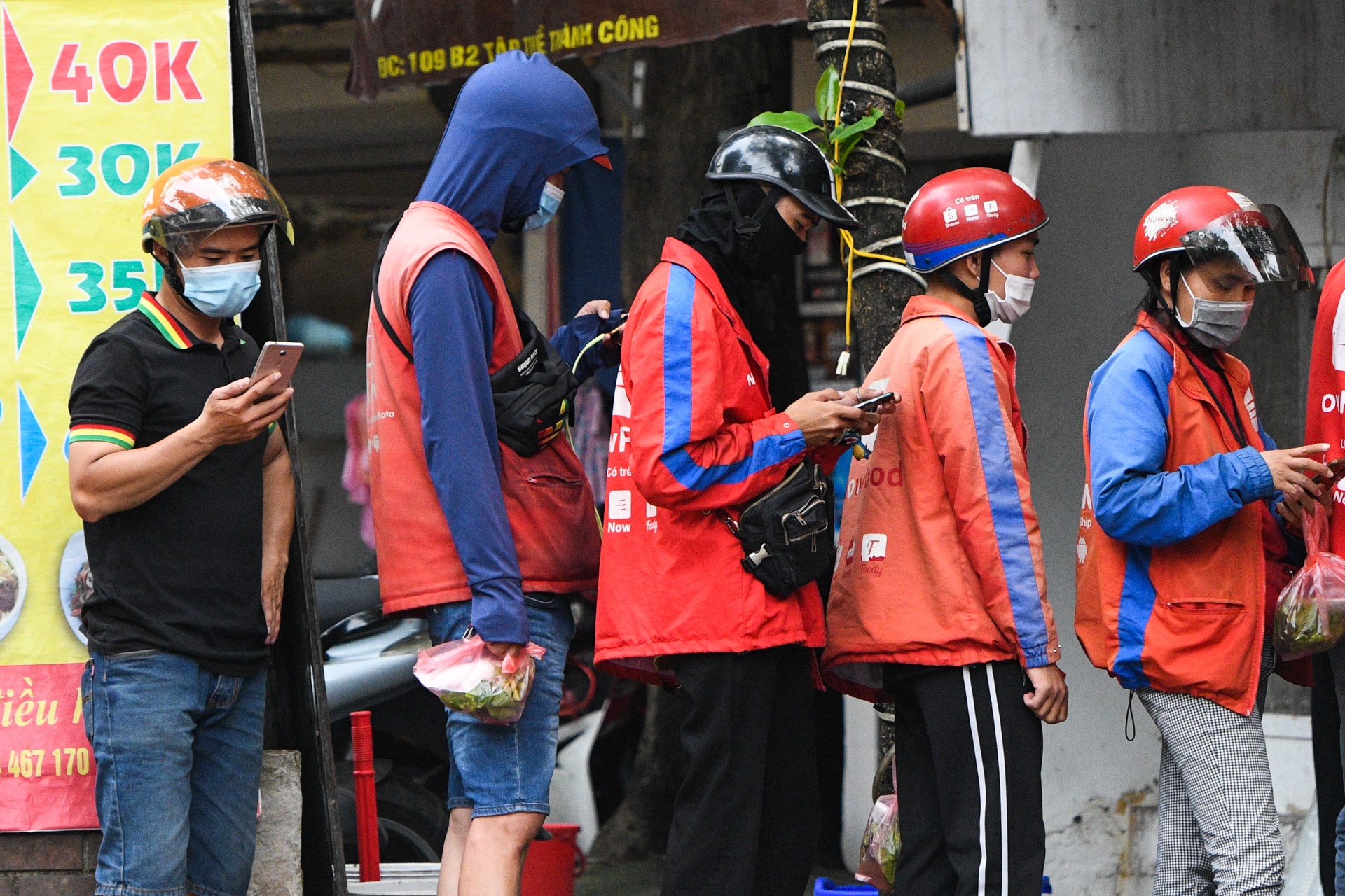 Ha Noi dong cua cac quan an,  ban do an mang ve,  shipper chen lan anh 5