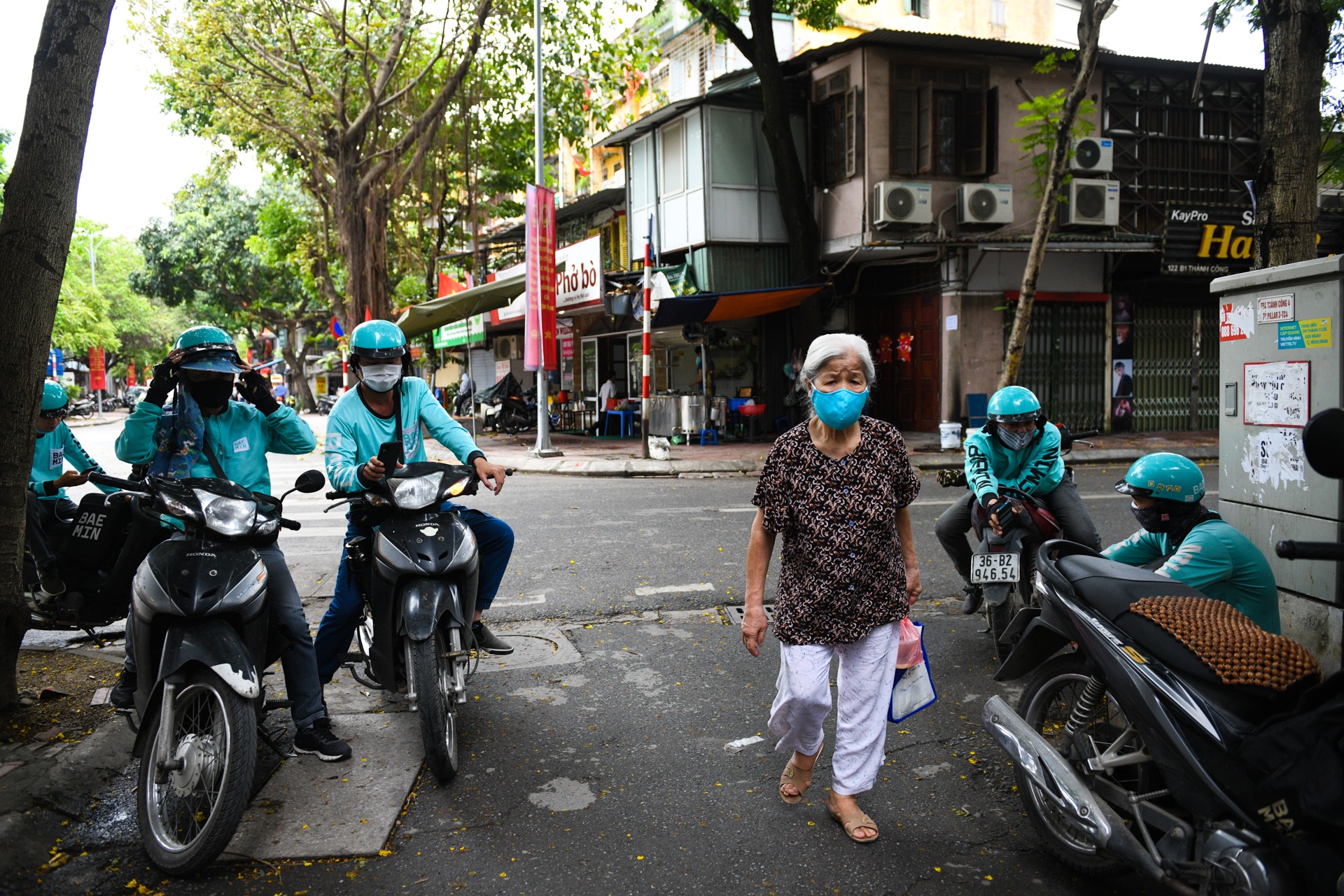 Ha Noi dong cua cac quan an,  ban do an mang ve,  shipper chen lan anh 8