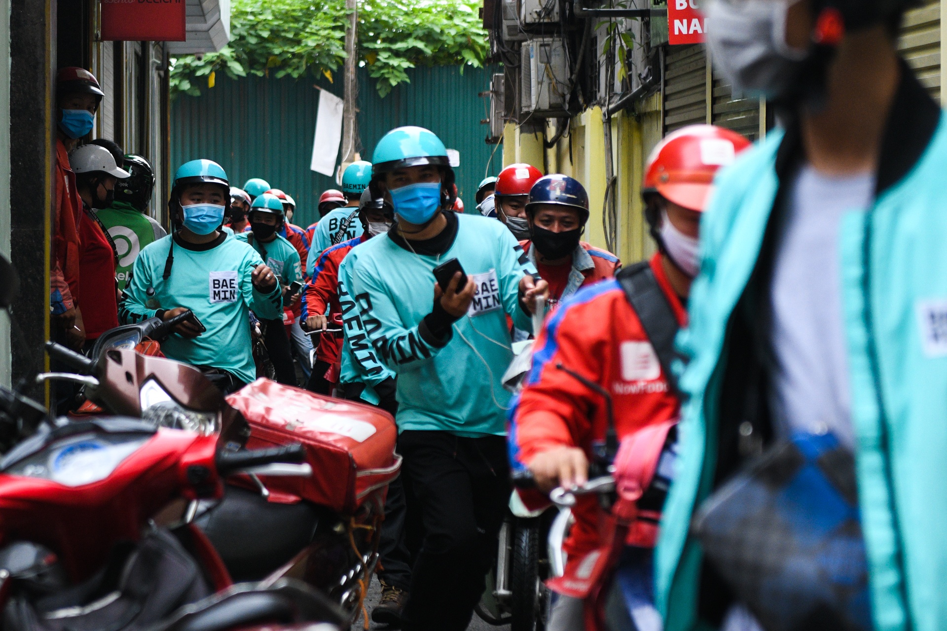 Ha Noi dong cua cac quan an,  ban do an mang ve,  shipper chen lan anh 3