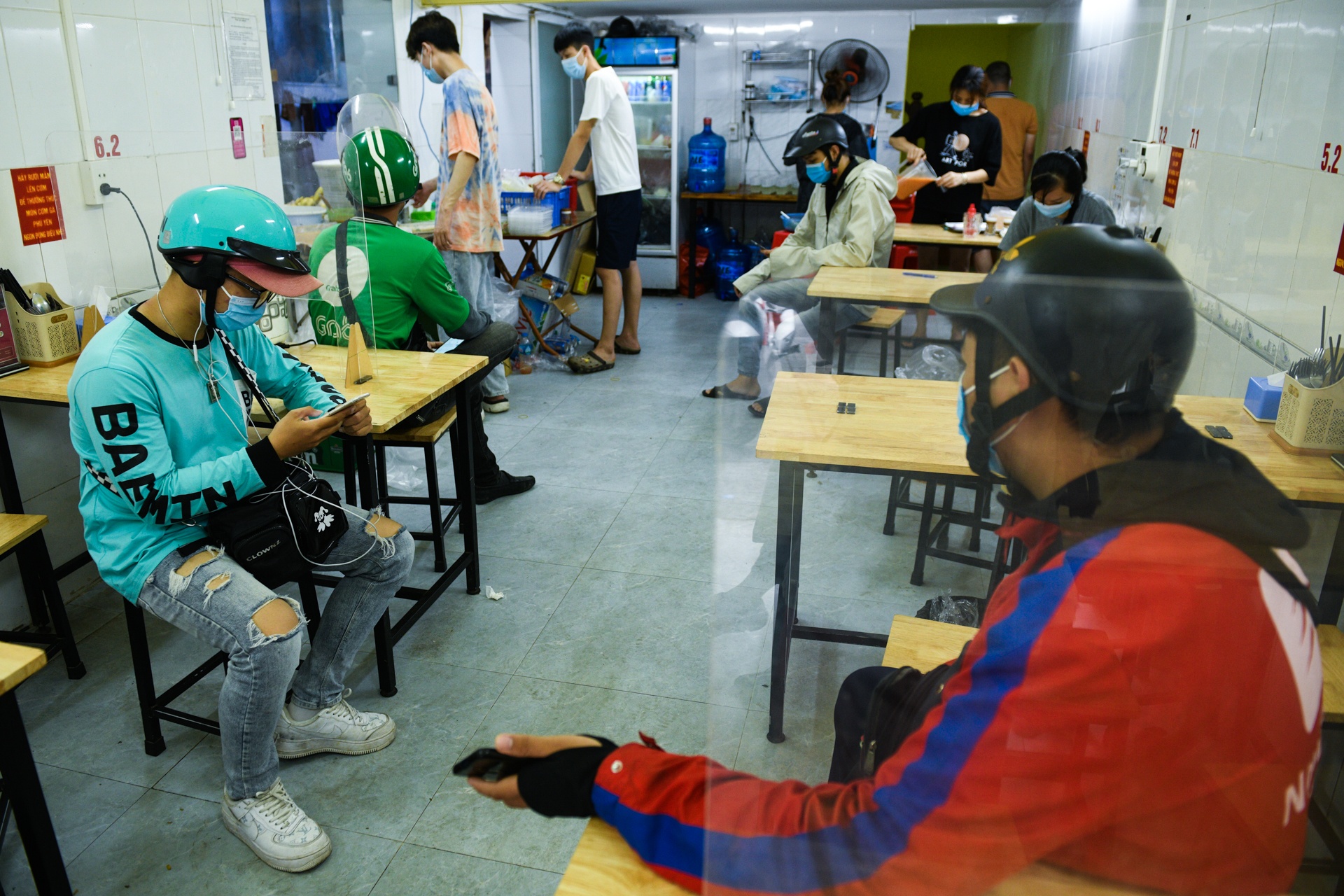 Ha Noi dong cua cac quan an,  ban do an mang ve,  shipper chen lan anh 6