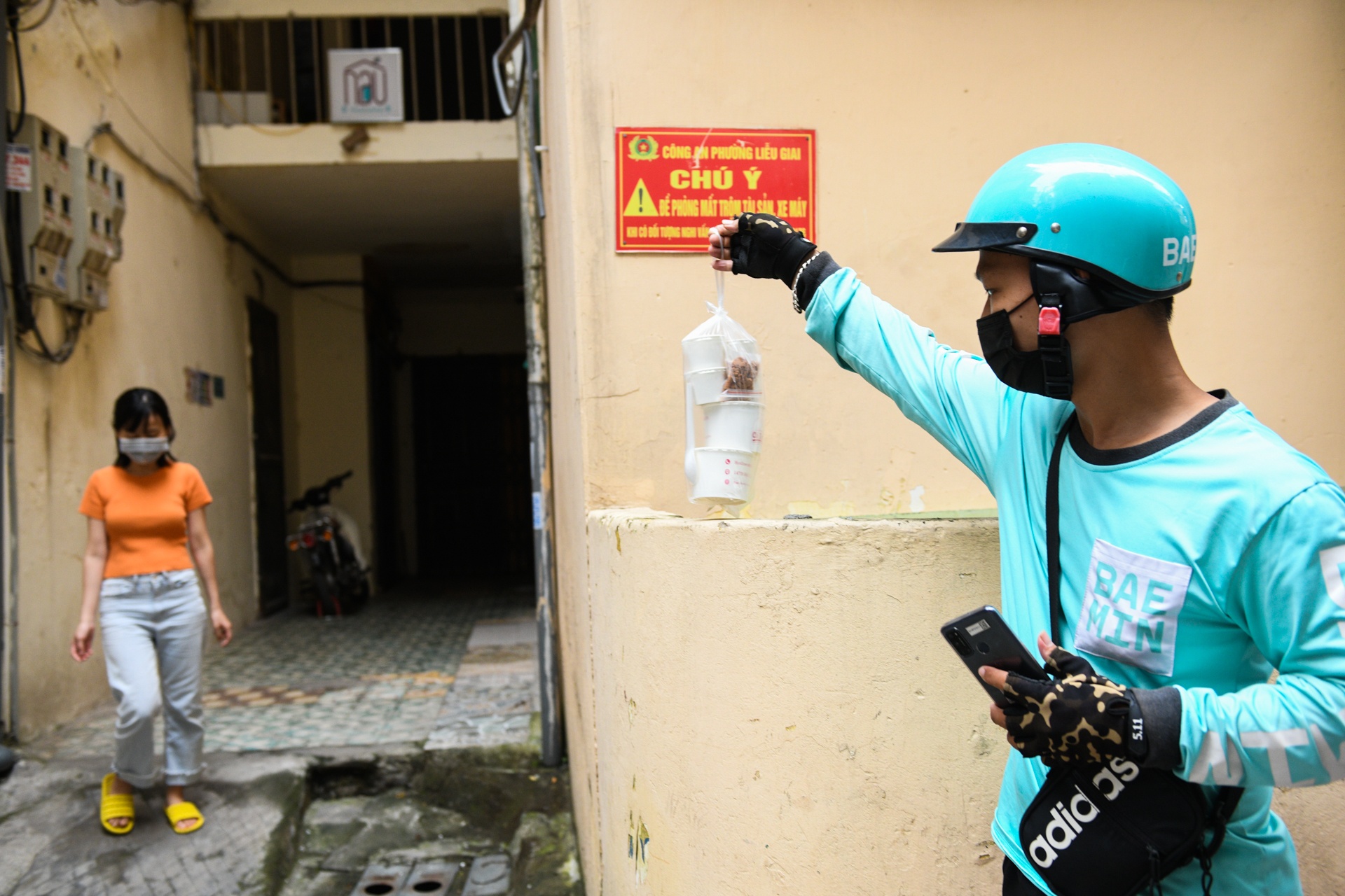 Ha Noi dong cua cac quan an,  ban do an mang ve,  shipper chen lan anh 7