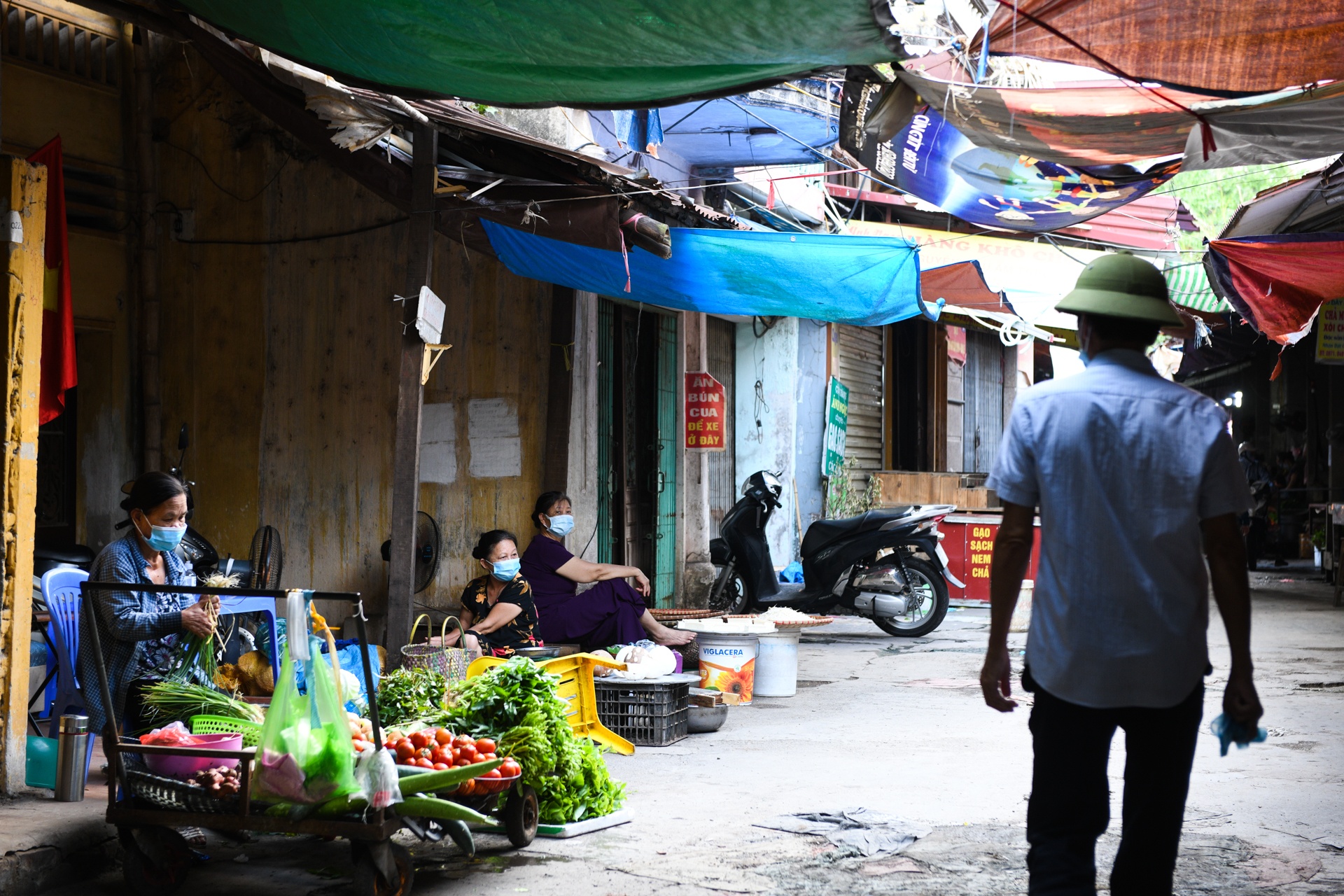 Nguoi dan Bac Ninh dung the di cho anh 6