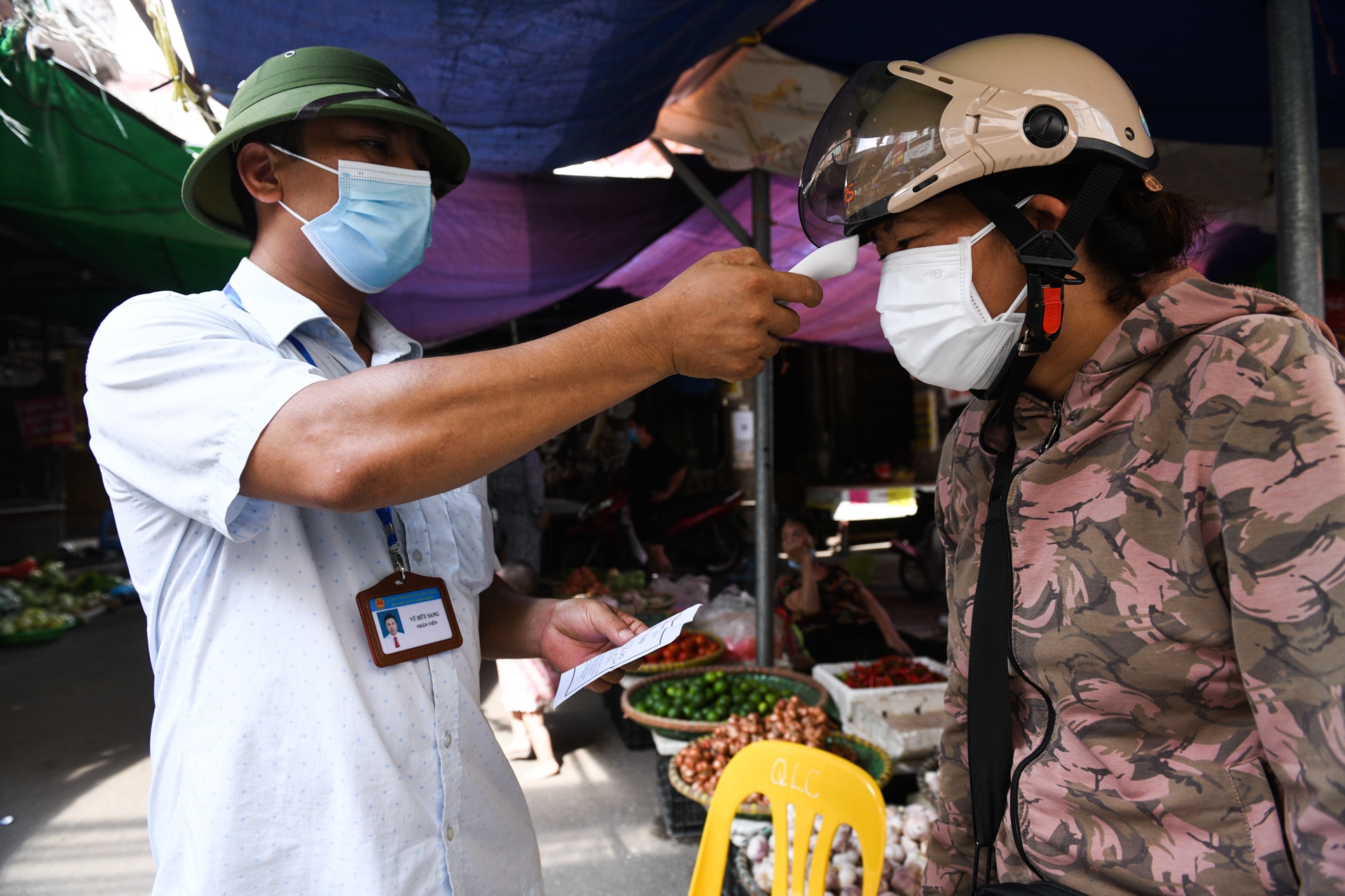 Nguoi dan Bac Ninh dung the di cho anh 4