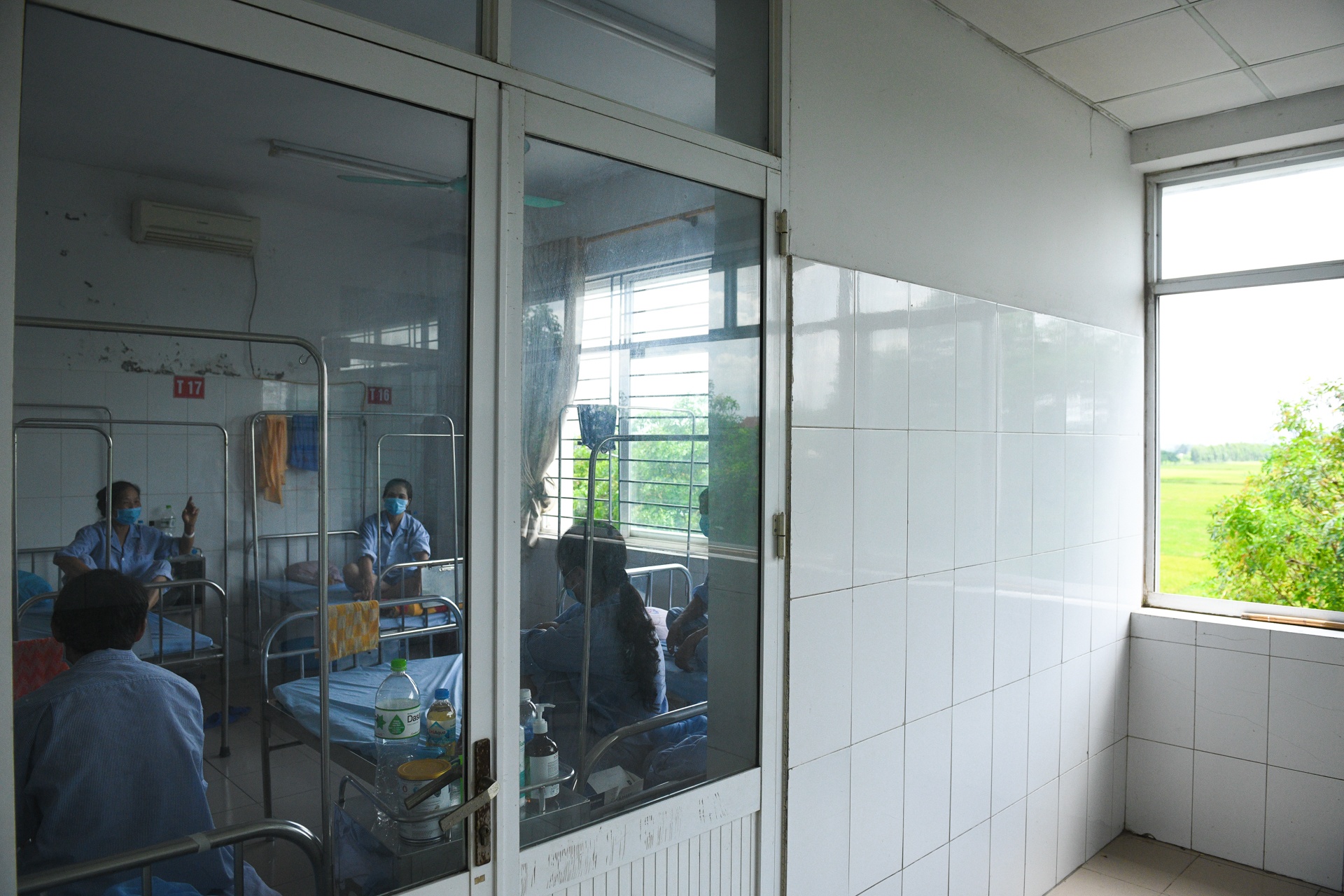 Ben trong khu dieu tri F0,  benh vien da chien so 1 anh 2