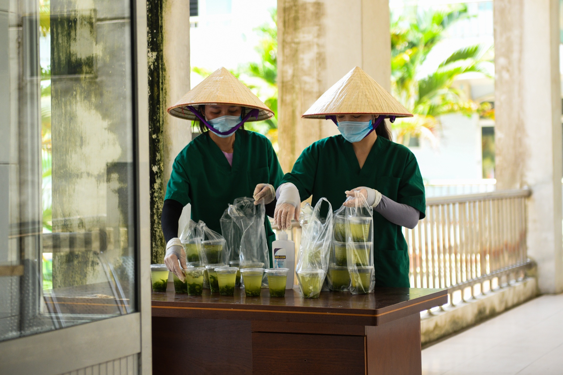 Ben trong khu dieu tri F0,  benh vien da chien so 1 anh 9