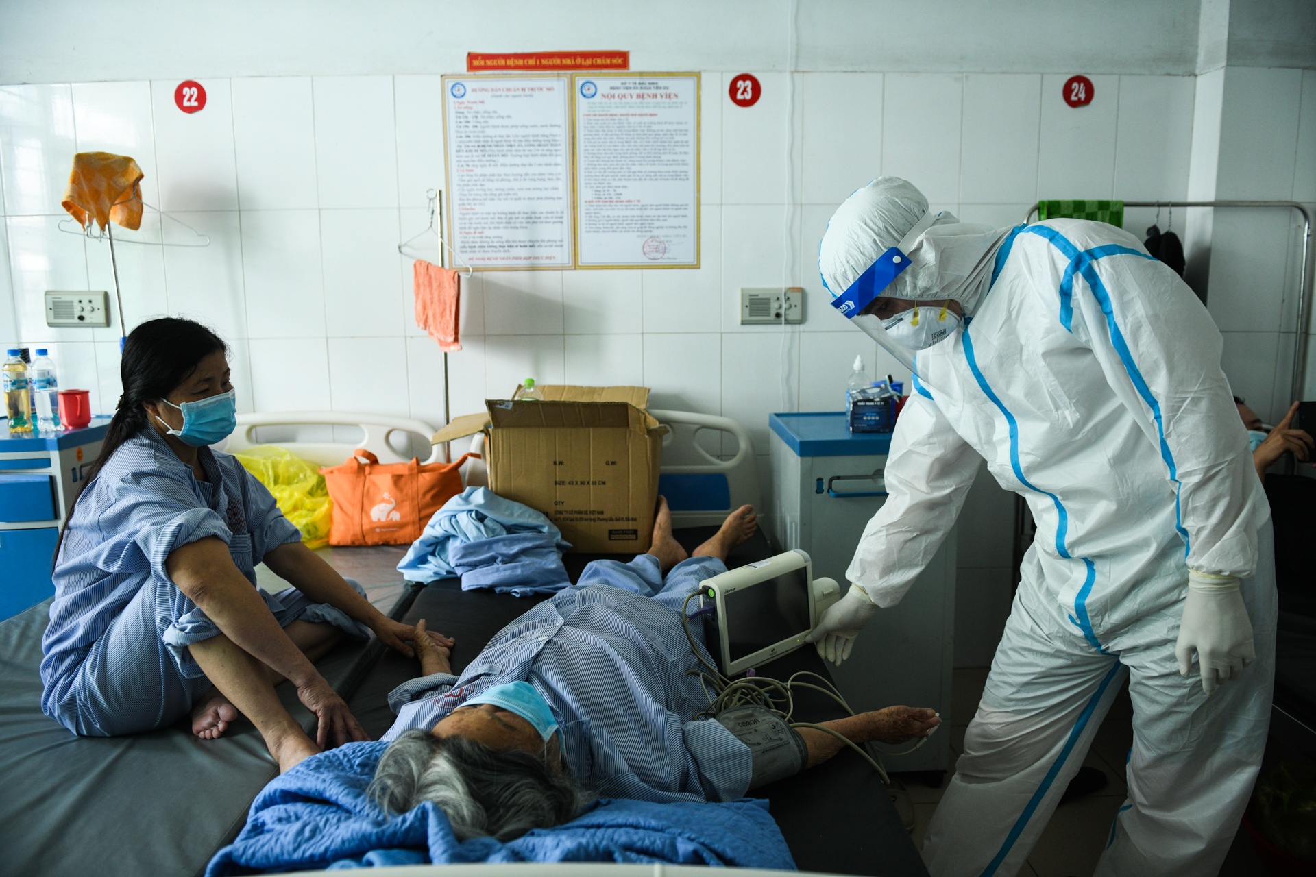 Ben trong khu dieu tri F0,  benh vien da chien so 1 anh 1