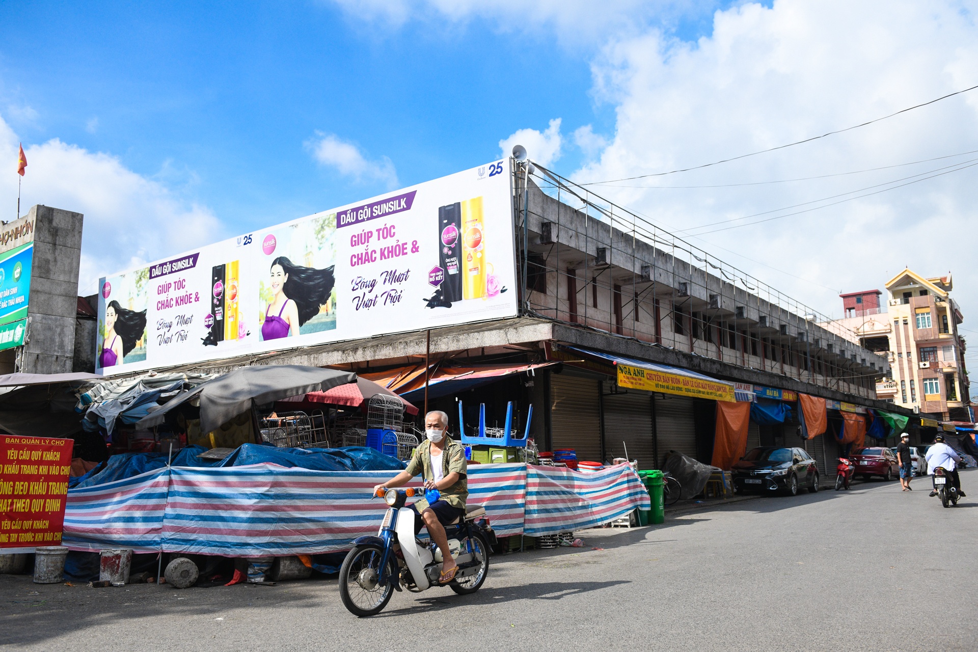 Nguoi dan Bac Ninh dung the di cho anh 1