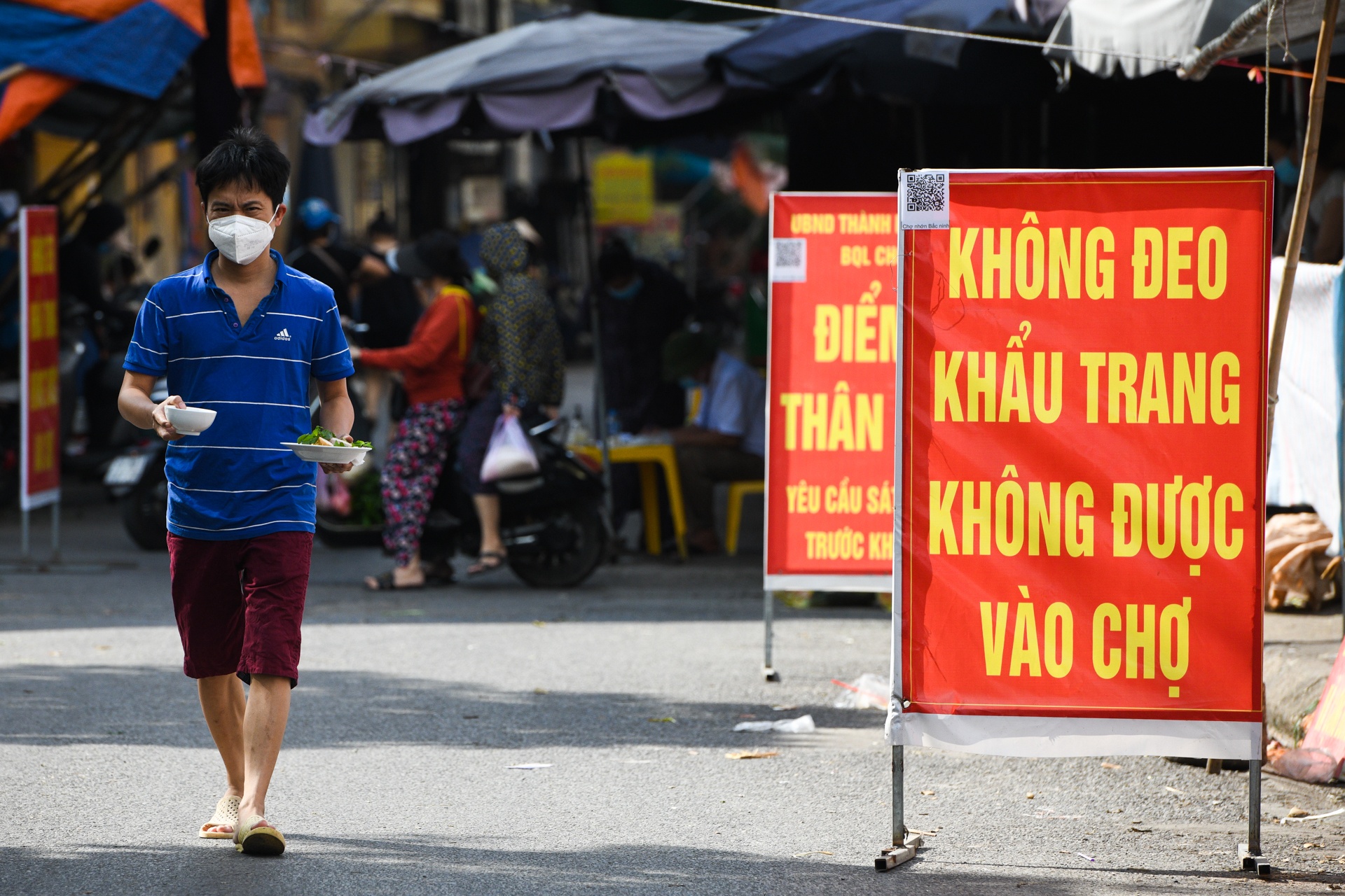 Nguoi dan Bac Ninh dung the di cho anh 5