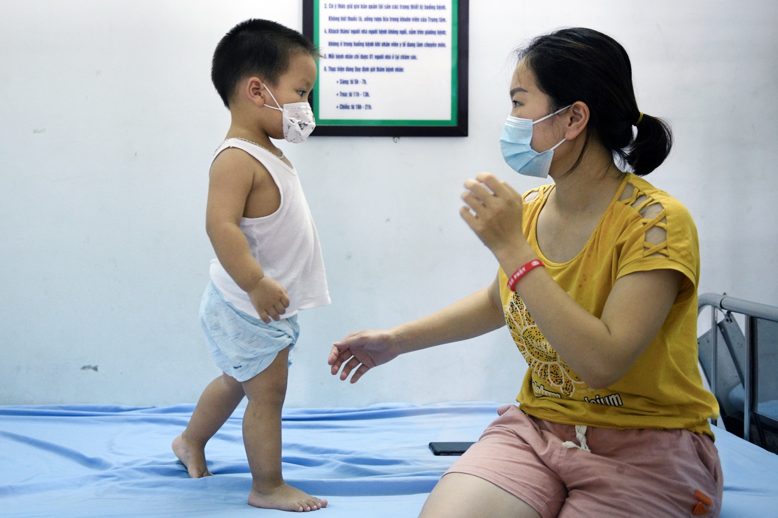 Nhung benh nhan nhi tai noi dieu tri nguoi mac Covid-19 cua Bac Ninh hinh anh