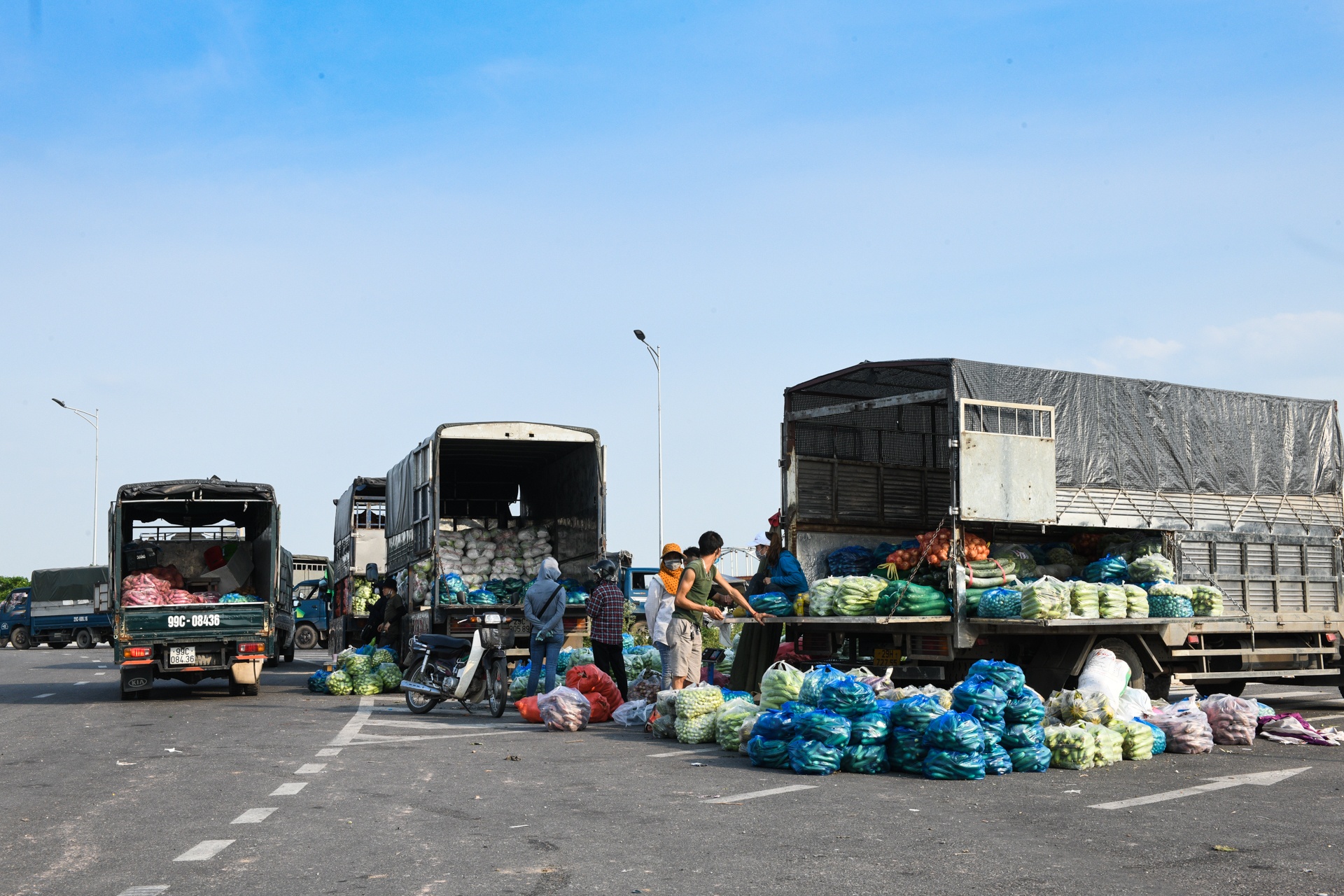 tieu thu nong san,  thanh pho bac ninh,  ban hang tren quoc lo 18 anh 1