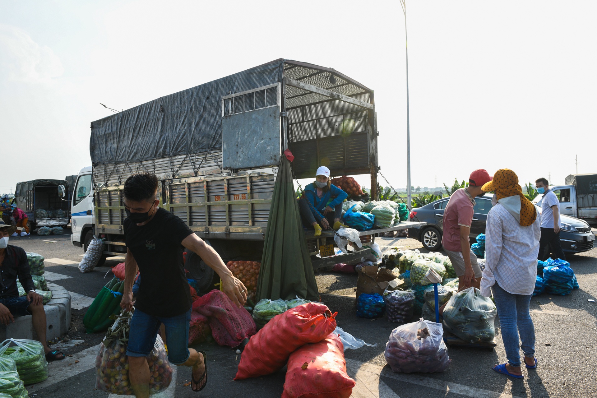 tieu thu nong san,  thanh pho bac ninh,  ban hang tren quoc lo 18 anh 2