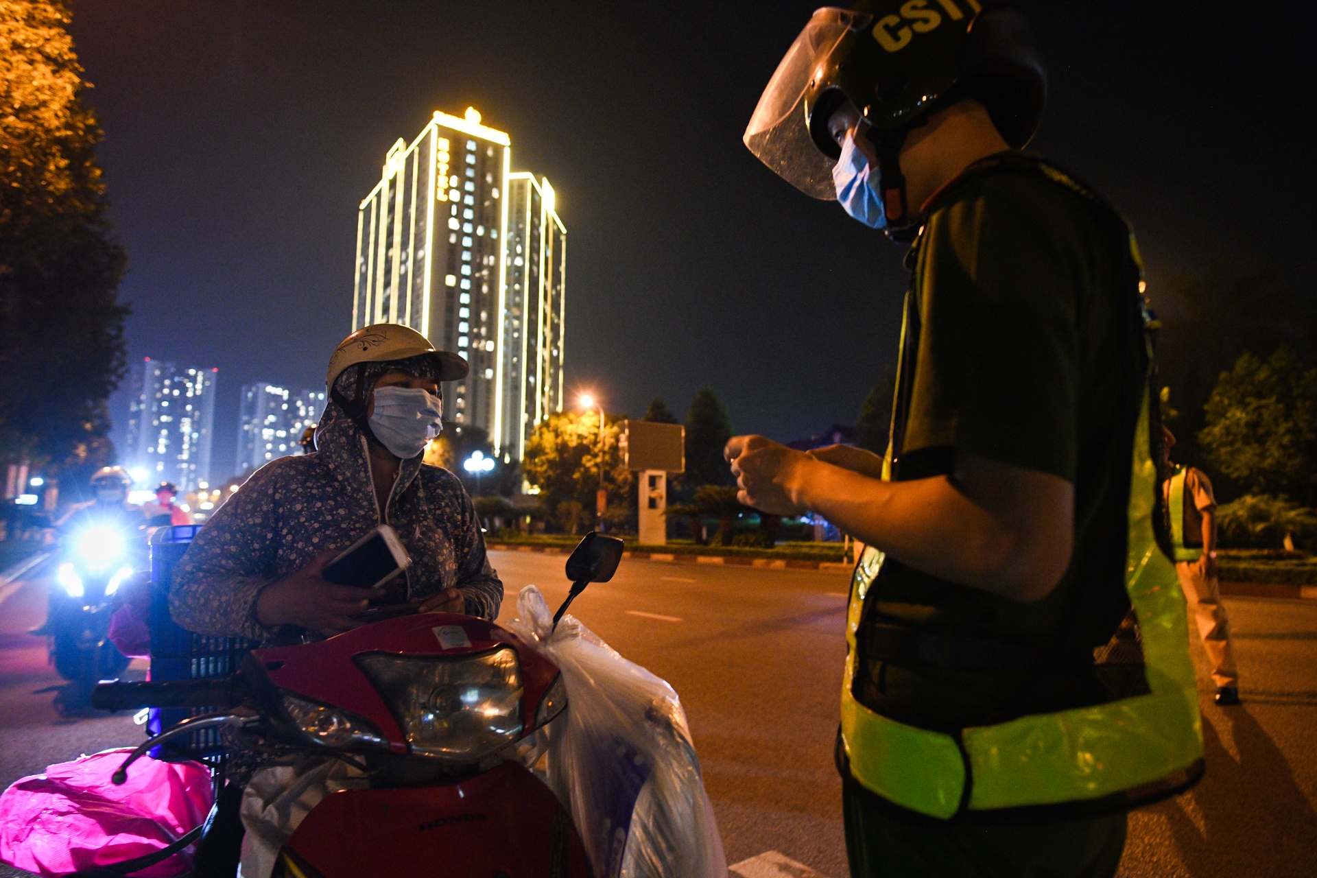 Duong pho vang ve,  gian cach xa hoi anh 10