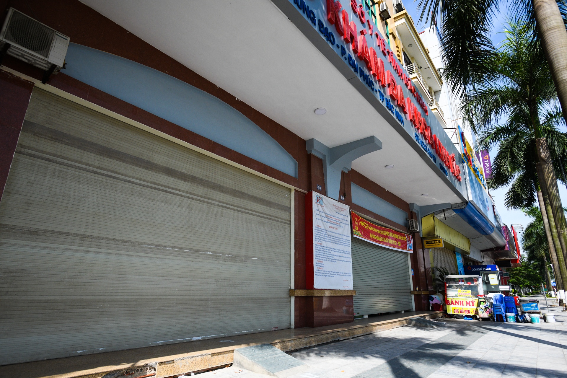 Duong pho vang ve,  gian cach xa hoi anh 2