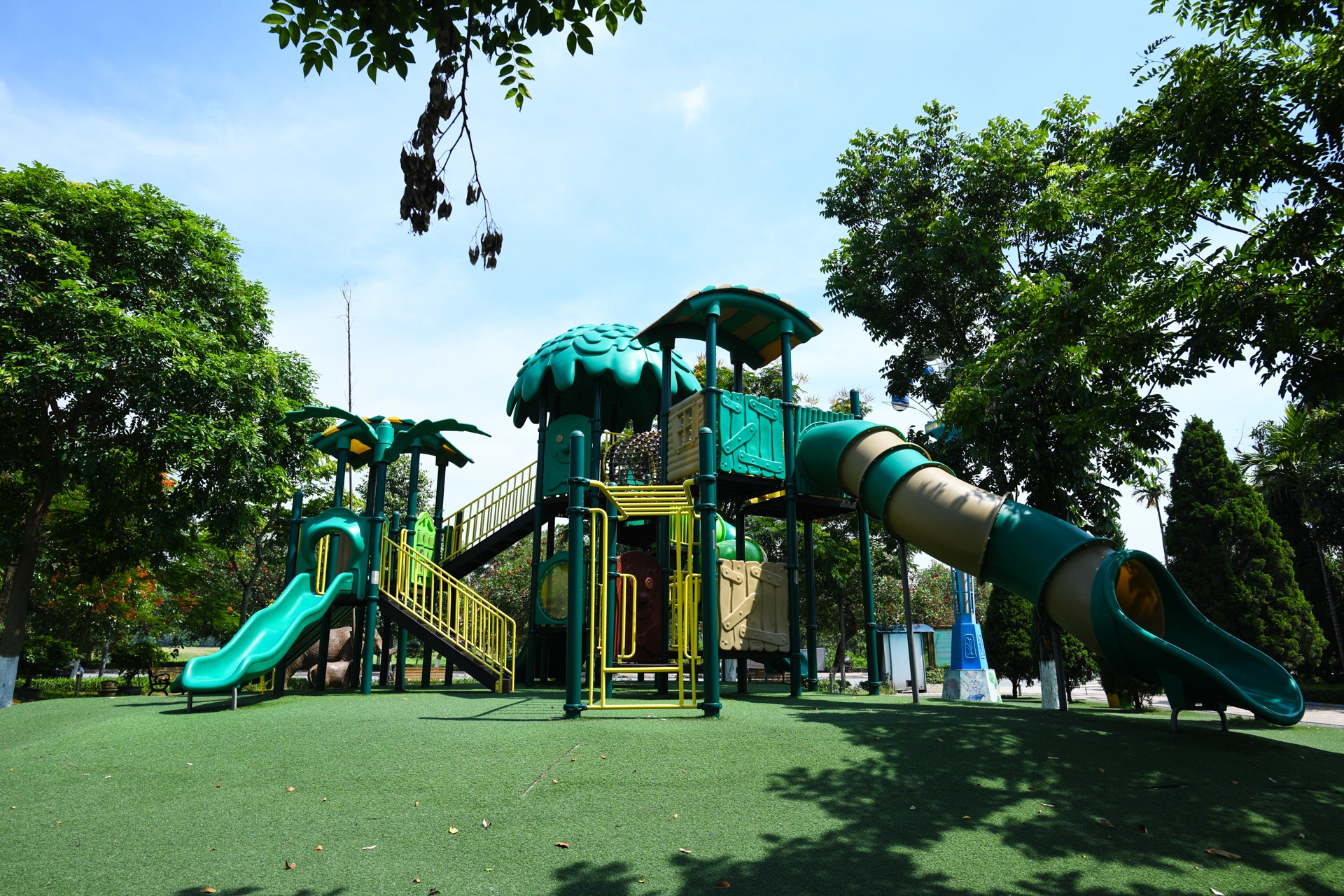 Duong pho vang ve,  gian cach xa hoi anh 3