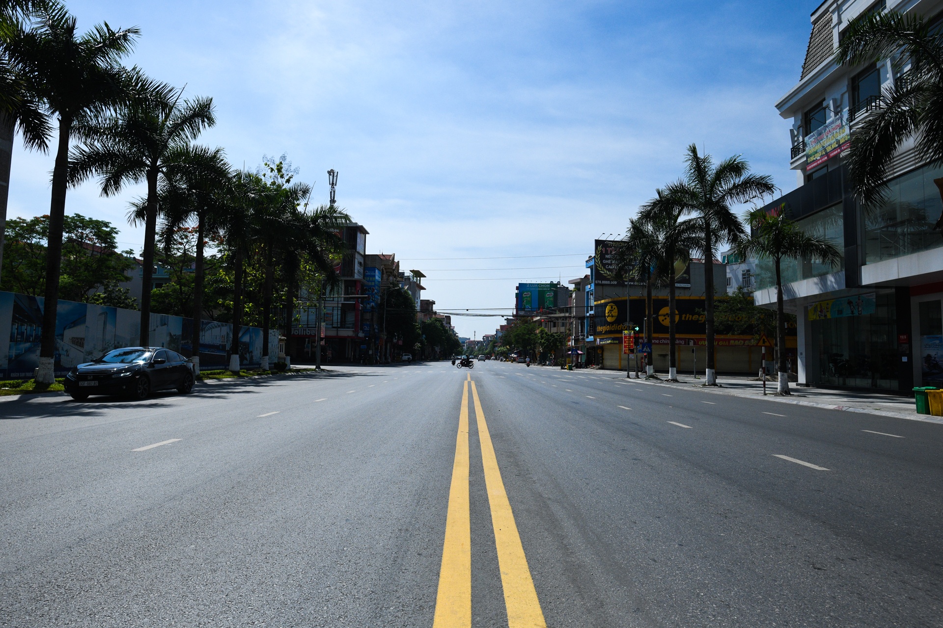 Duong pho vang ve,  gian cach xa hoi anh 1