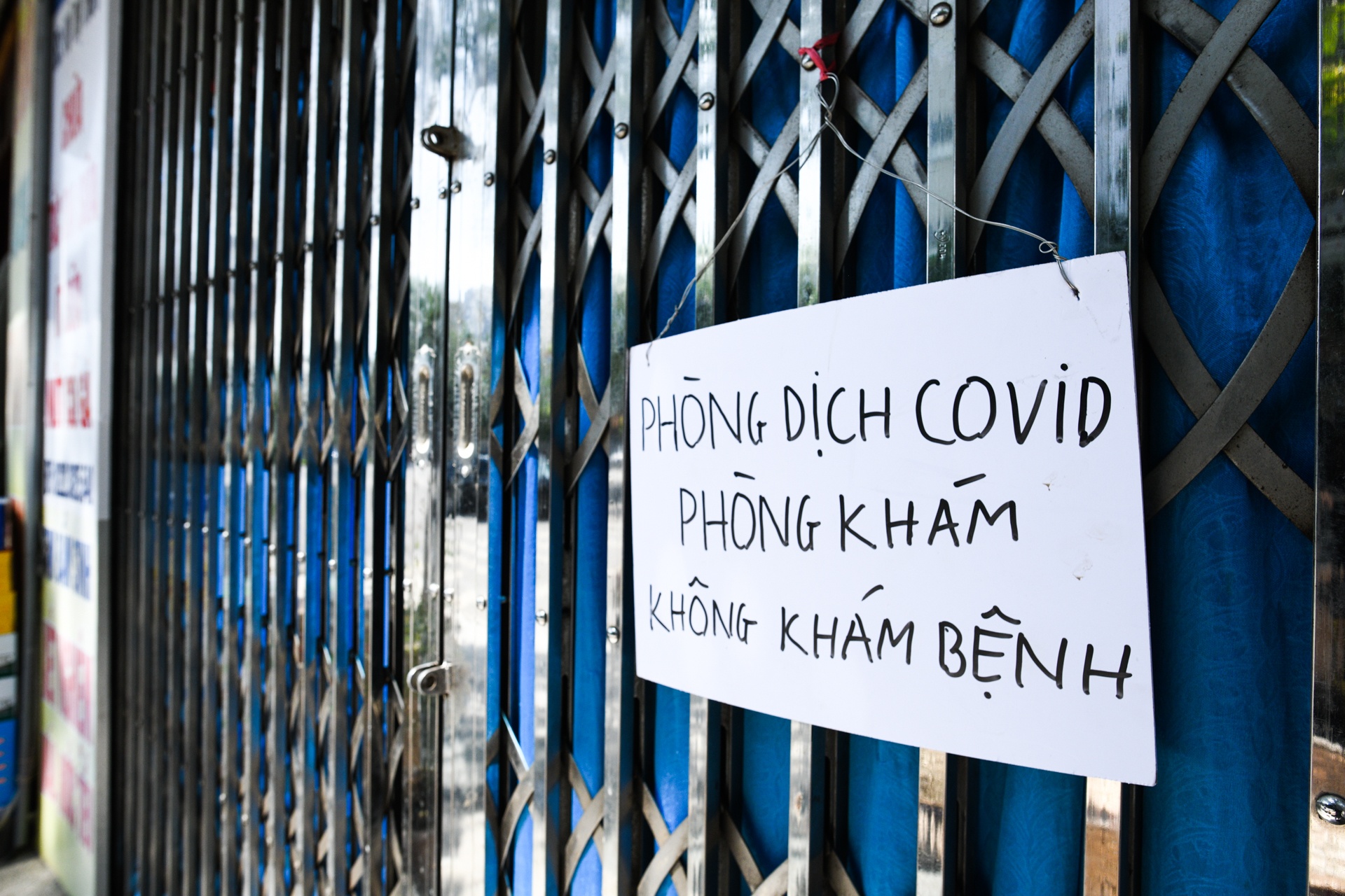 Duong pho vang ve,  gian cach xa hoi anh 4