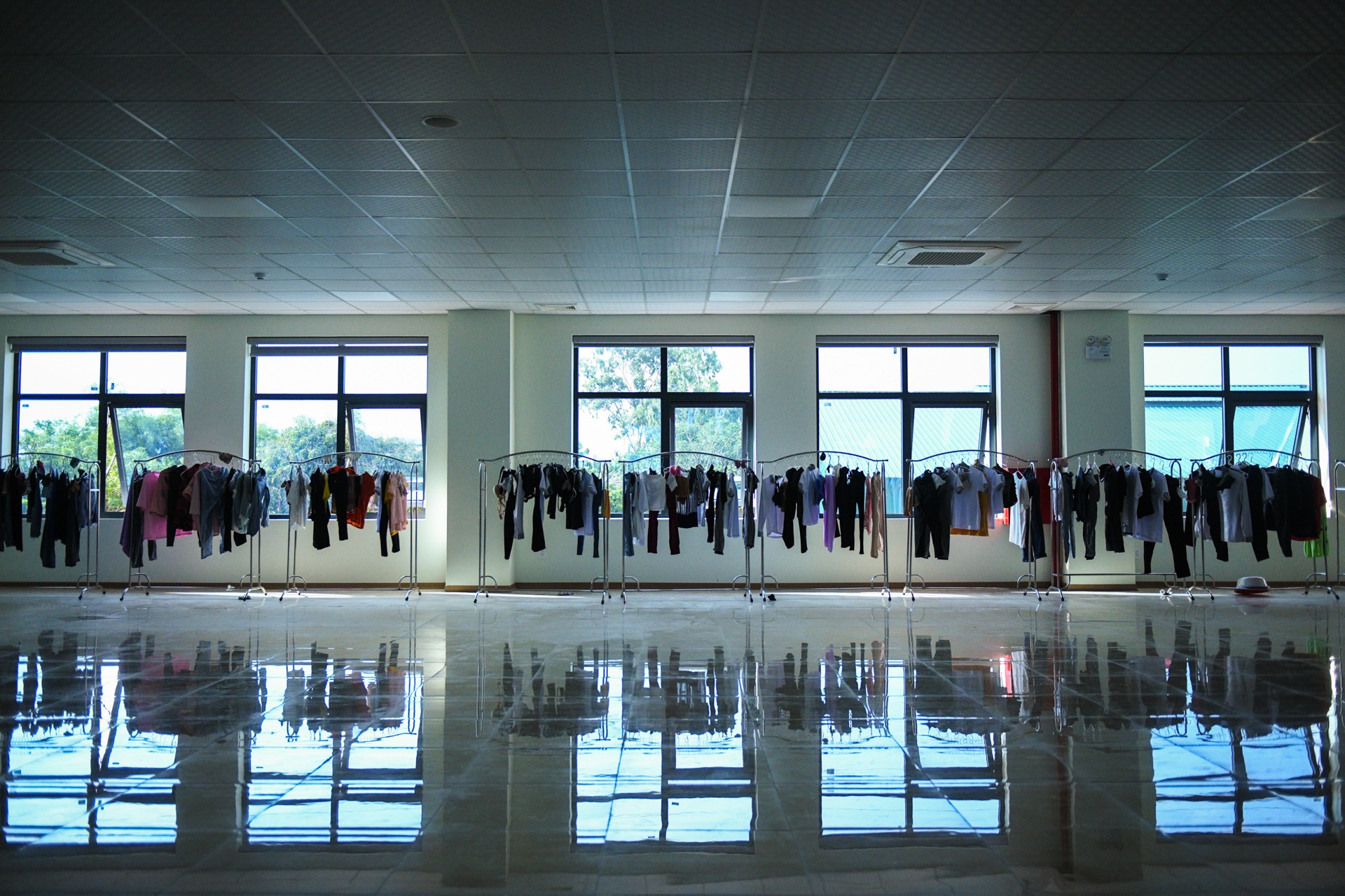 lam viec khep kin,  khu cong nghiep anh 11