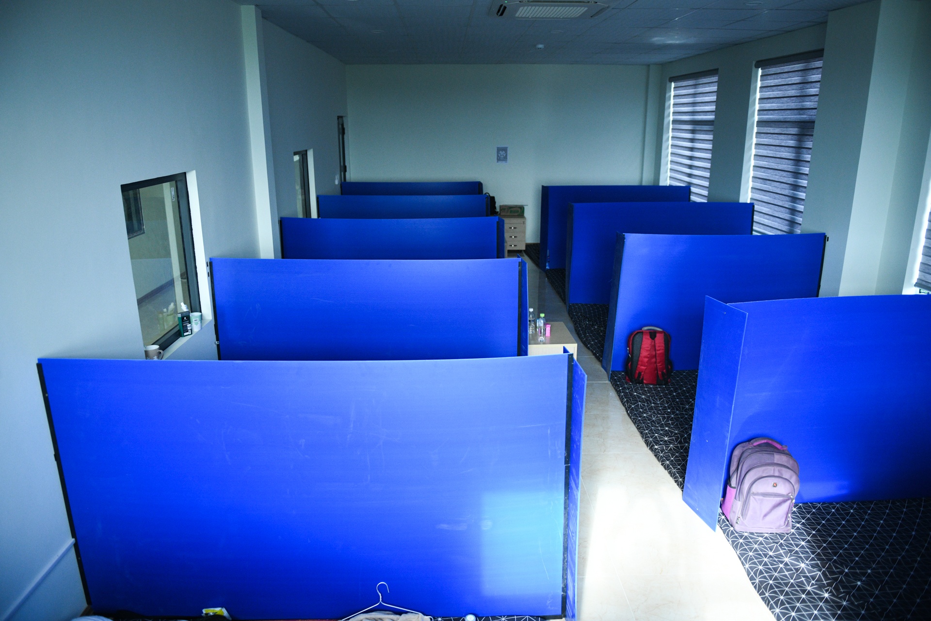 lam viec khep kin,  khu cong nghiep anh 9