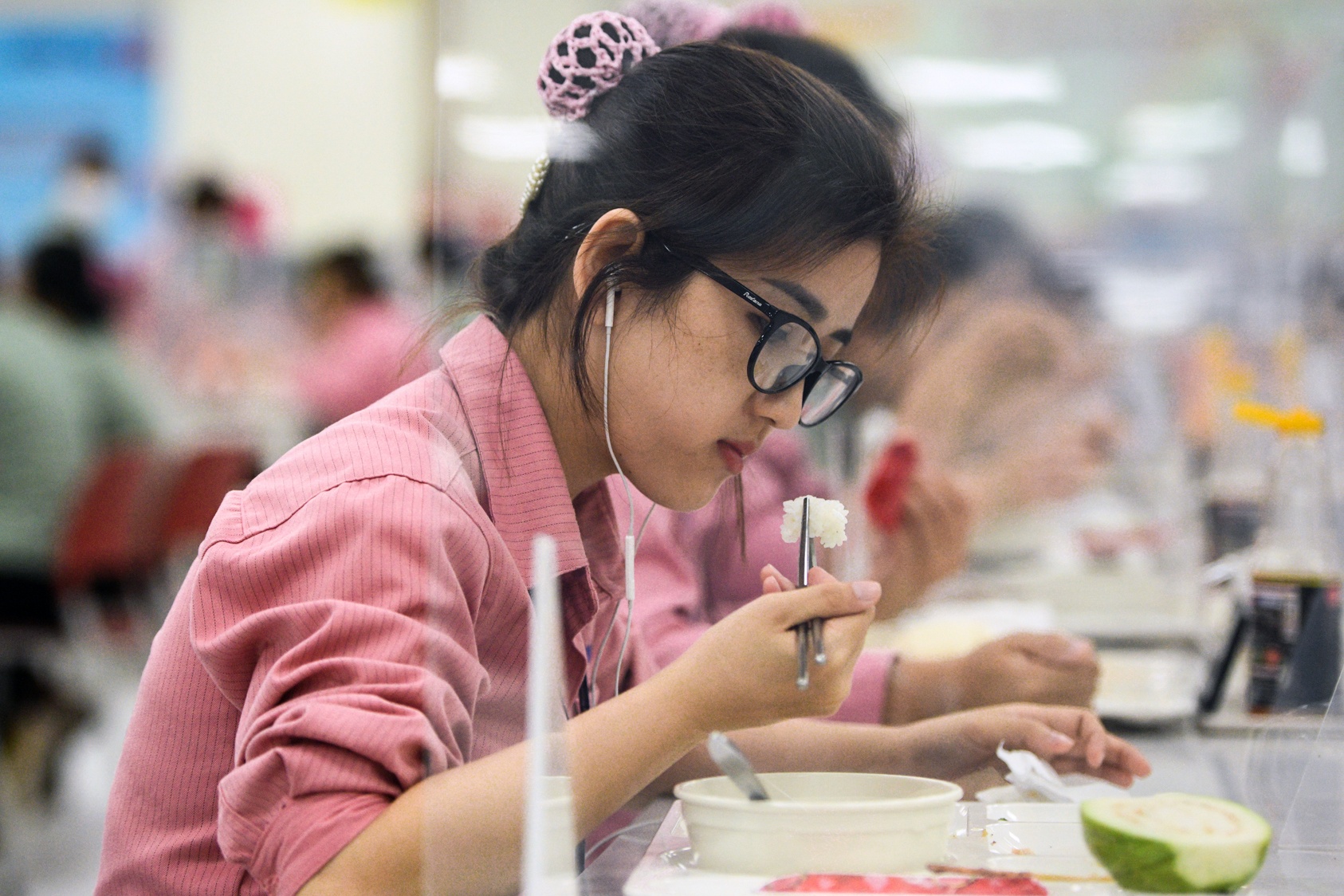 lam viec khep kin,  khu cong nghiep anh 4