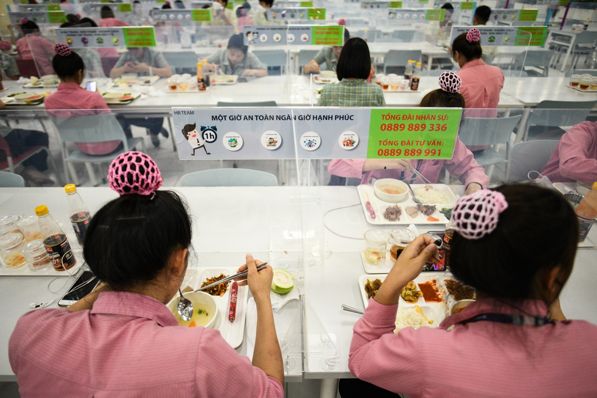 Doanh nghiep ke giuong, lap vach ngan cho nhan vien lam viec hinh anh