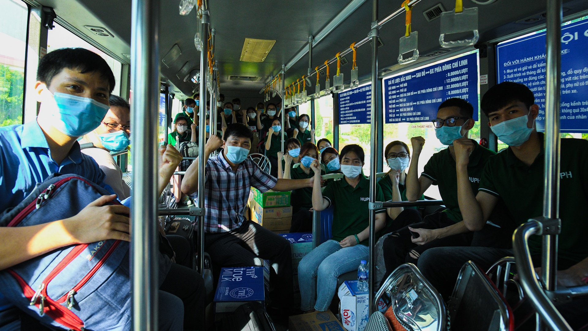 Nữ sinh viên tình nguyện đi chống dịch,   ảnh 3 Nu sinh vien tinh nguyen di chong dich, anh 3