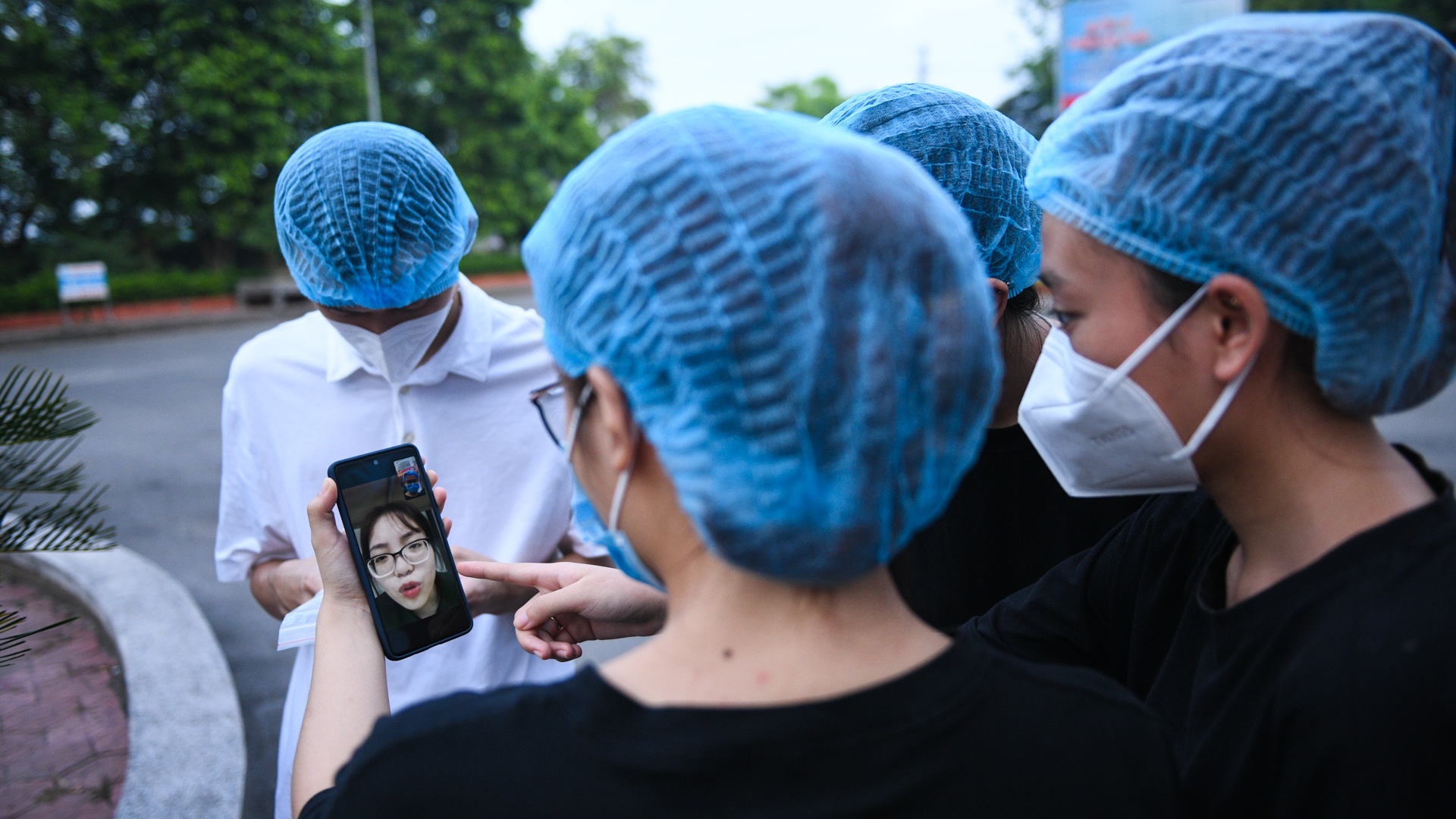 Nữ sinh viên tình nguyện đi chống dịch,   ảnh 13 Nu sinh vien tinh nguyen di chong dich, anh 13