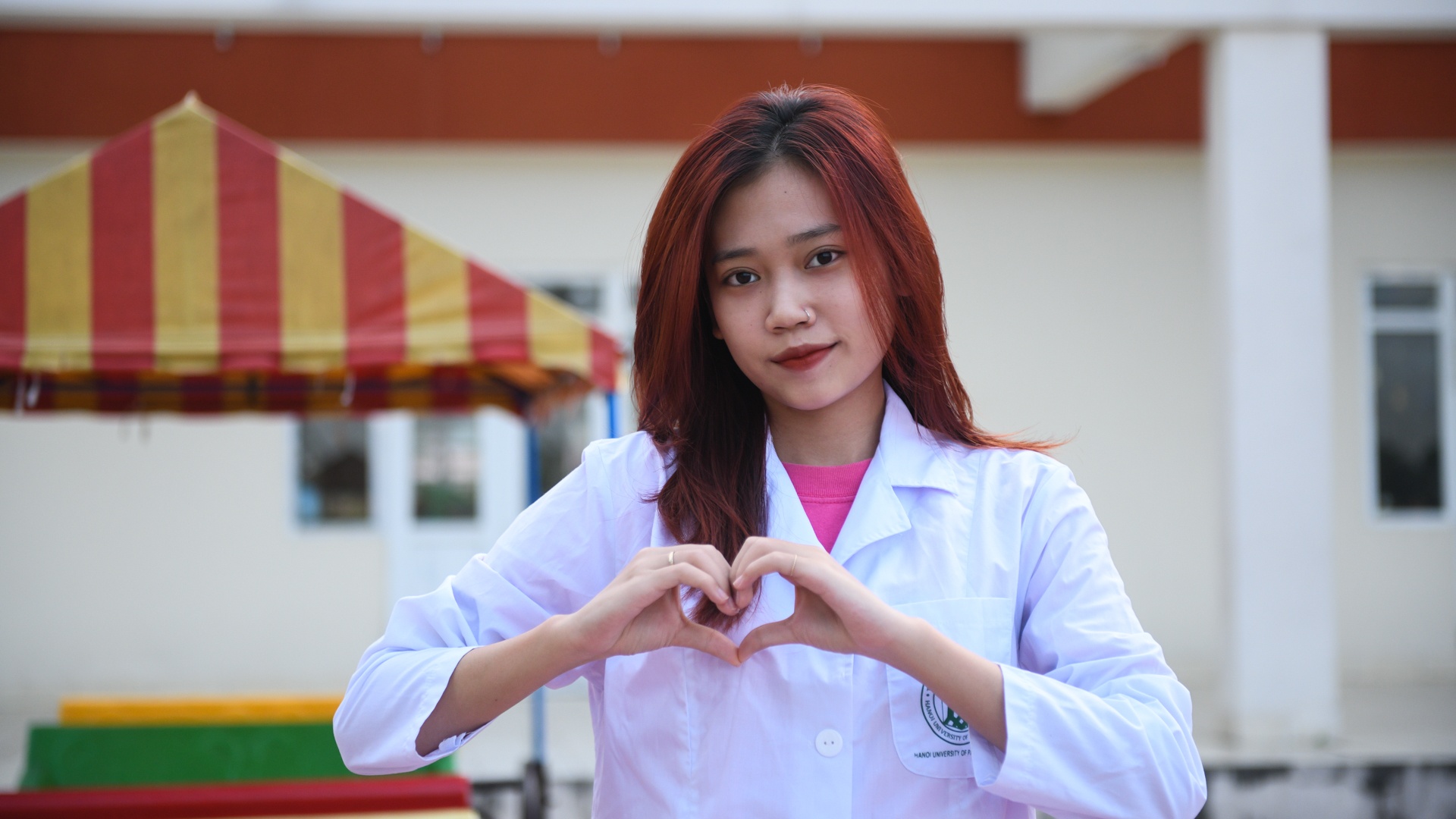 Nữ sinh viên tình nguyện đi chống dịch,   ảnh 1 Nu sinh vien tinh nguyen di chong dich, anh 1