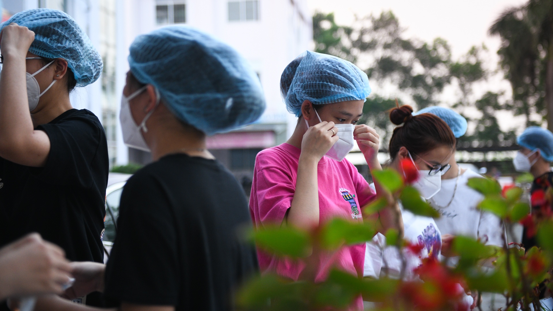 Nữ sinh viên tình nguyện đi chống dịch,   ảnh 11 Nu sinh vien tinh nguyen di chong dich, anh 11