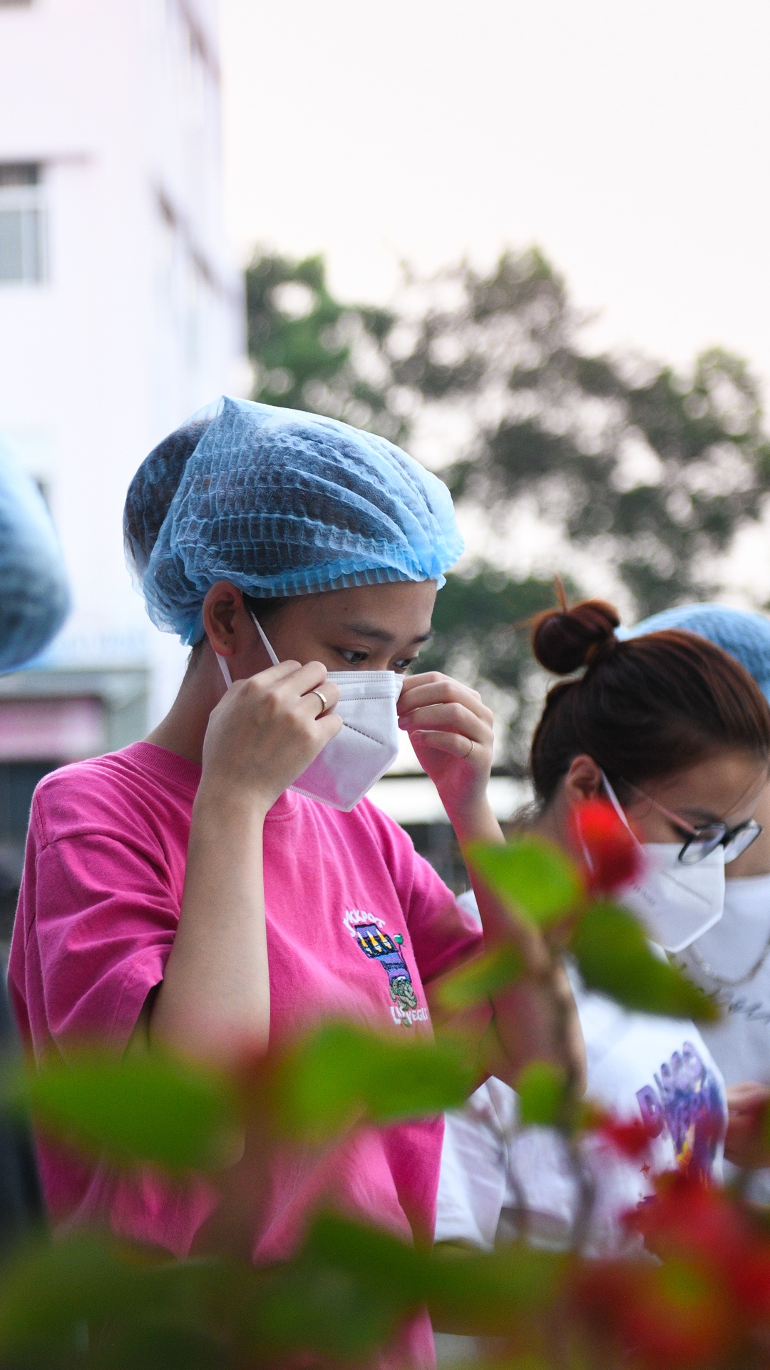 Nữ sinh viên tình nguyện đi chống dịch,   ảnh 12 Nu sinh vien tinh nguyen di chong dich, anh 12