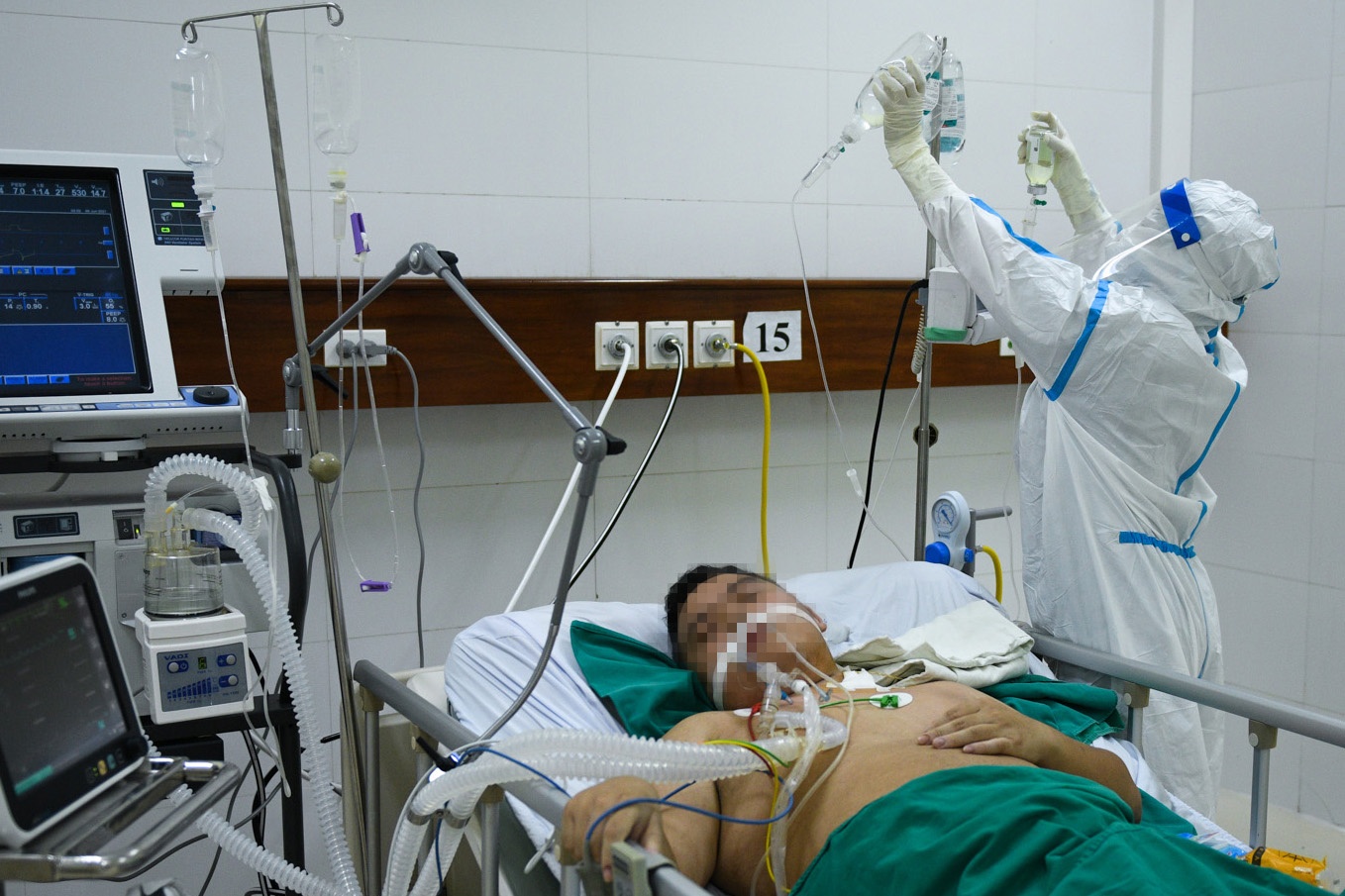 Ben trong khu dieu tri hang chuc benh nhan Covid-19 tien luong nang hinh anh