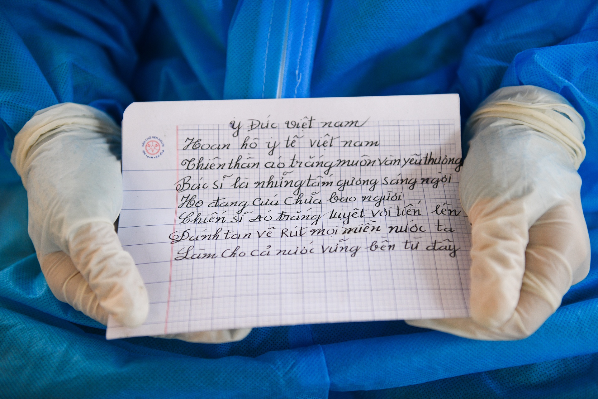 Buc thu cam on va bai tho goi bac si chong dich la 'nhung thien than' hinh anh