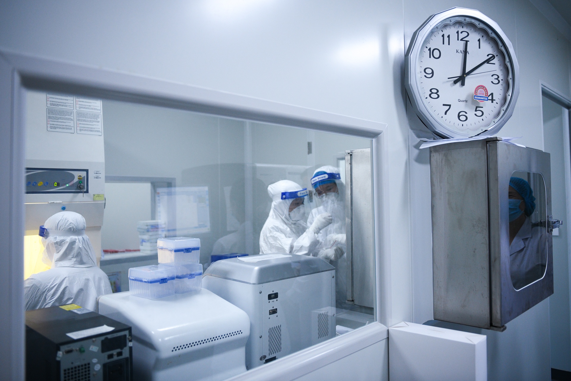 Phong xet nghiem Covid-19 dem chua bao gio tat den o Bac Ninh hinh anh