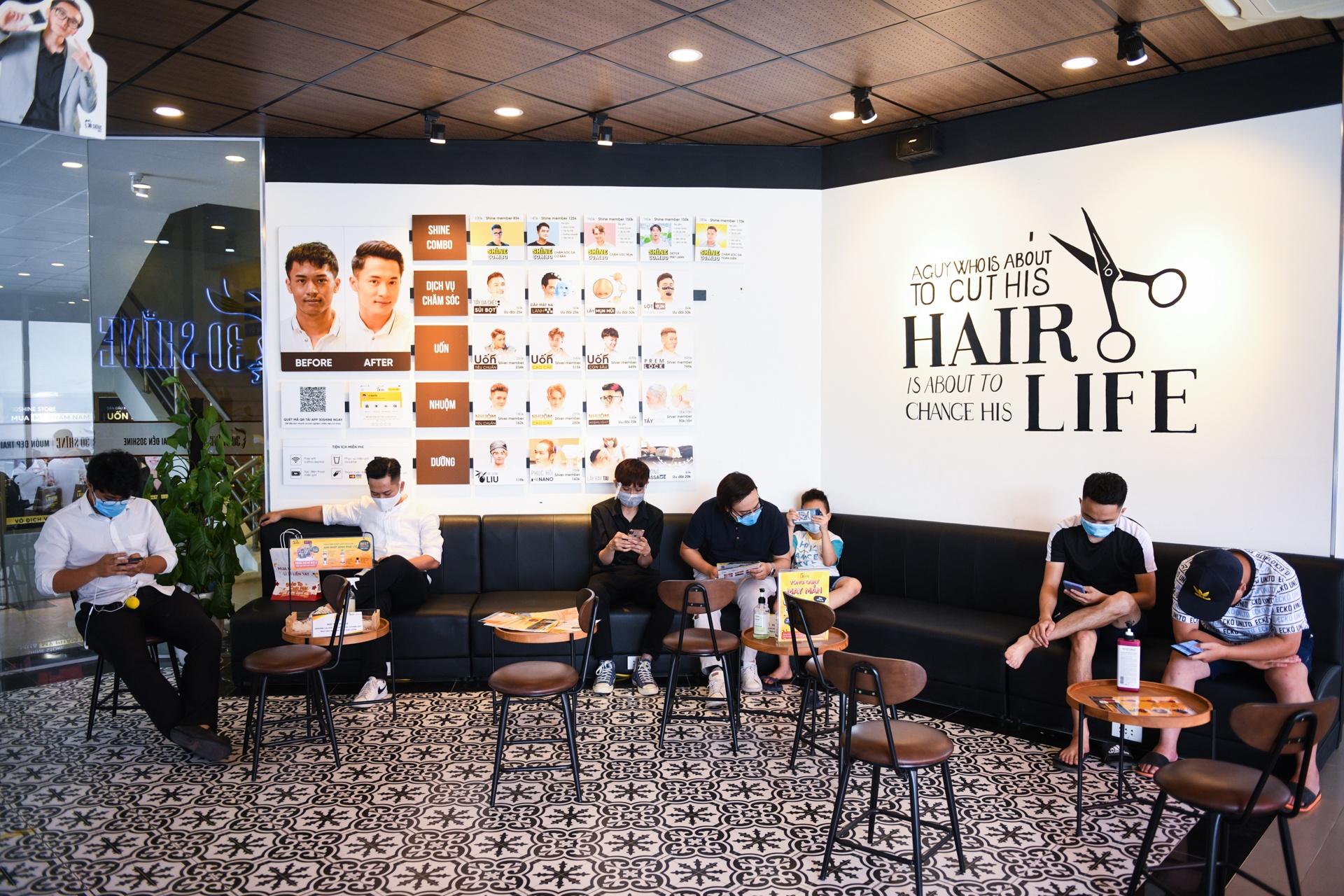 Ha Noi mo cua dich vu,  cat toc goi dau anh 2