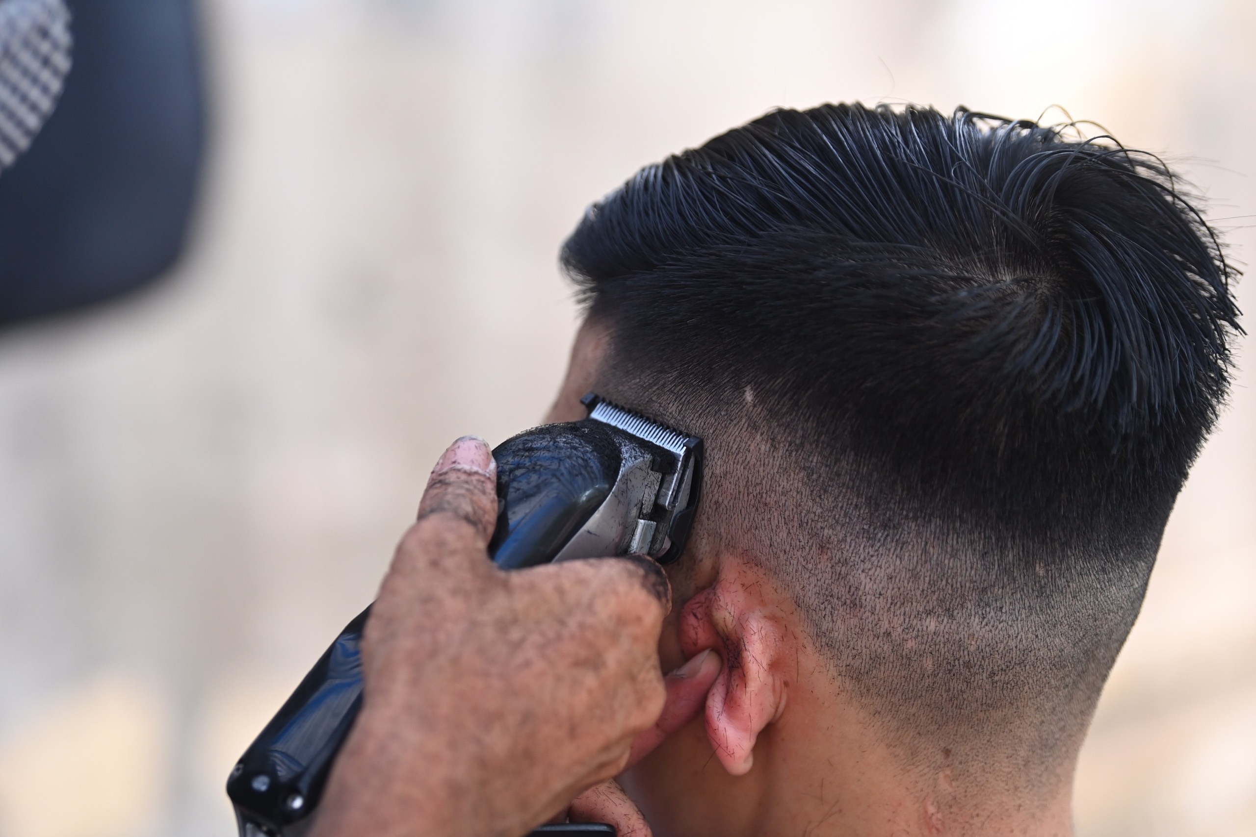 Ha Noi mo cua dich vu,  cat toc goi dau anh 10