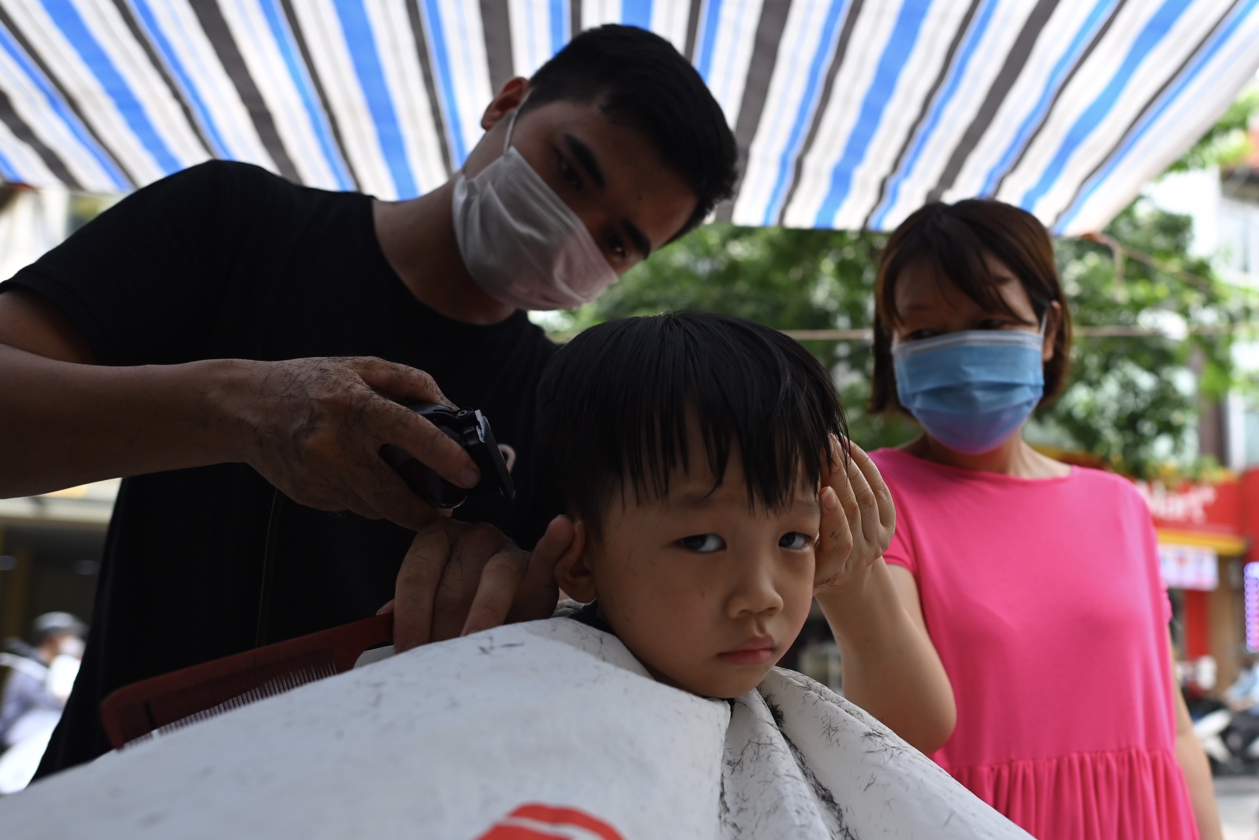 Ha Noi mo cua dich vu,  cat toc goi dau anh 9