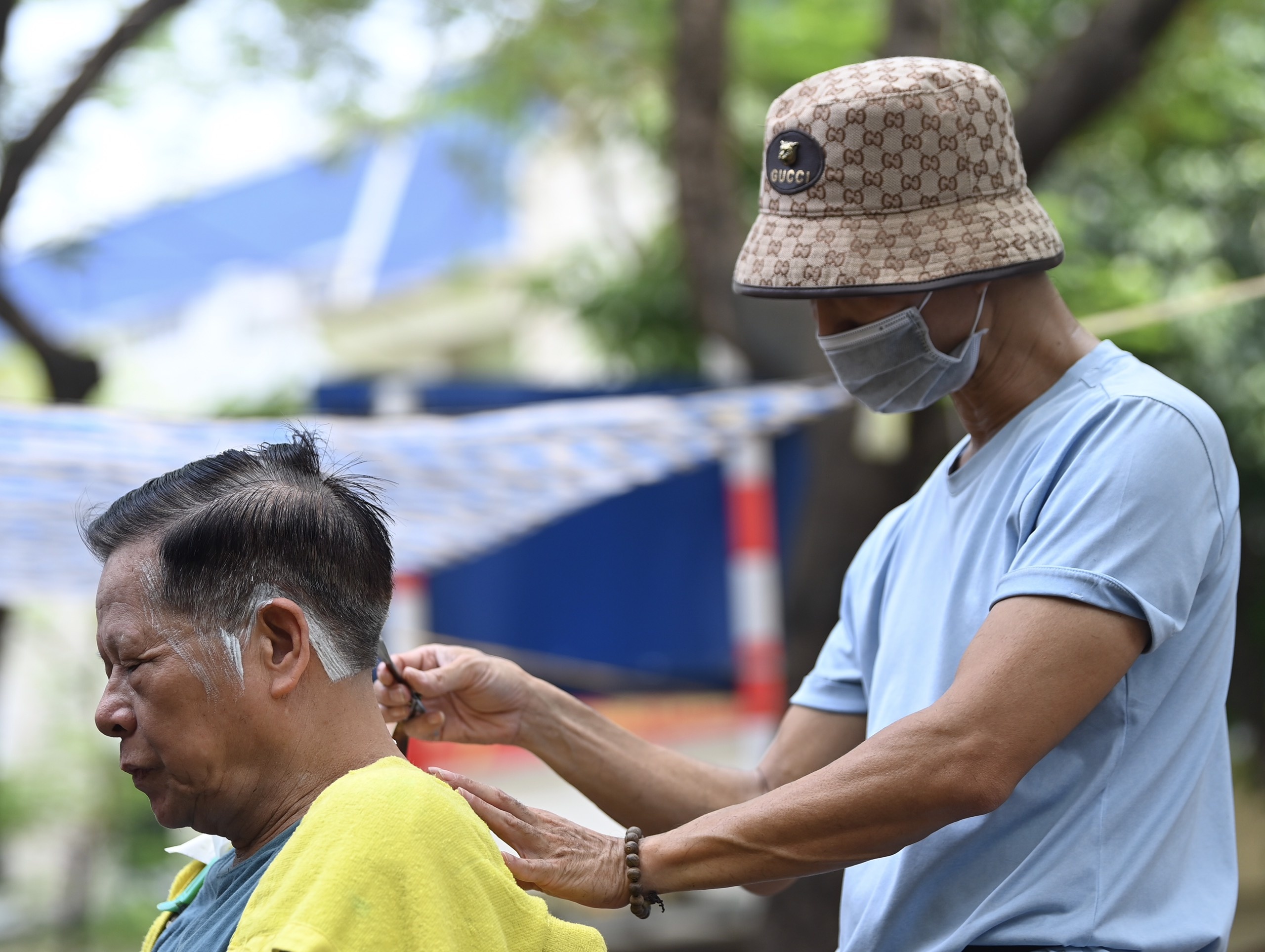 Ha Noi mo cua dich vu,  cat toc goi dau anh 8